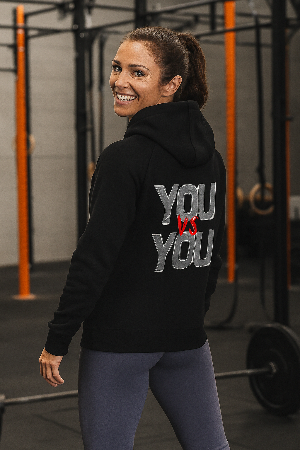 20251017_2038_Crossfit Hoodie Dame_remix_01k7sqb9tset38fnez6nq38skc.png