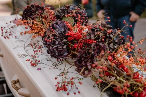 Bloemen en bessen op een wit tafelblad