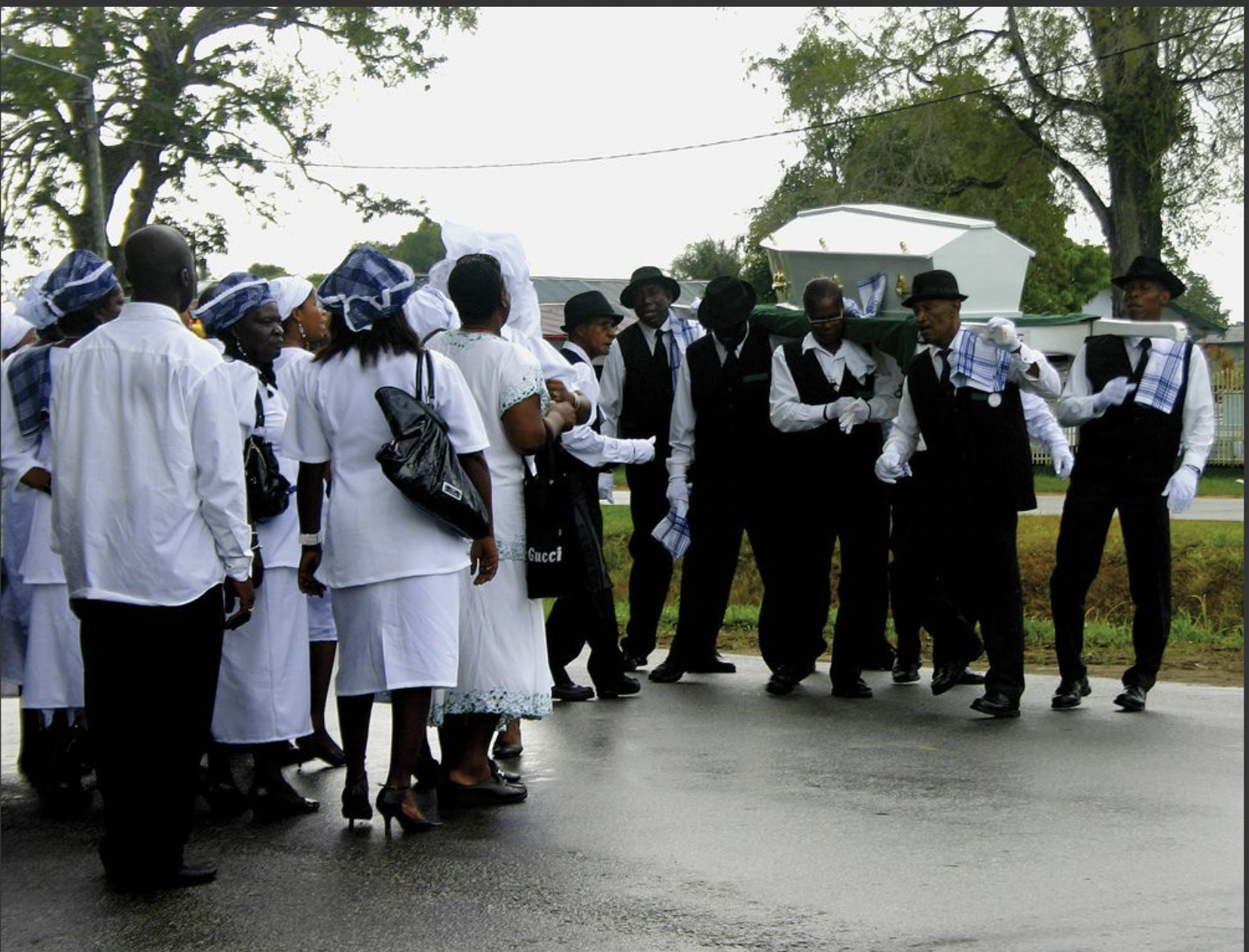 Mensen bij een begrafenis, mensen die een kist dragen