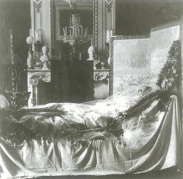 Een antiek kamerscherm met een landschapsschilderij en een klassiek bed met fluwelen en zijde stoffen, in een elegante kamer met ornamenten, beeldhouwwerken en een grote spiegel.