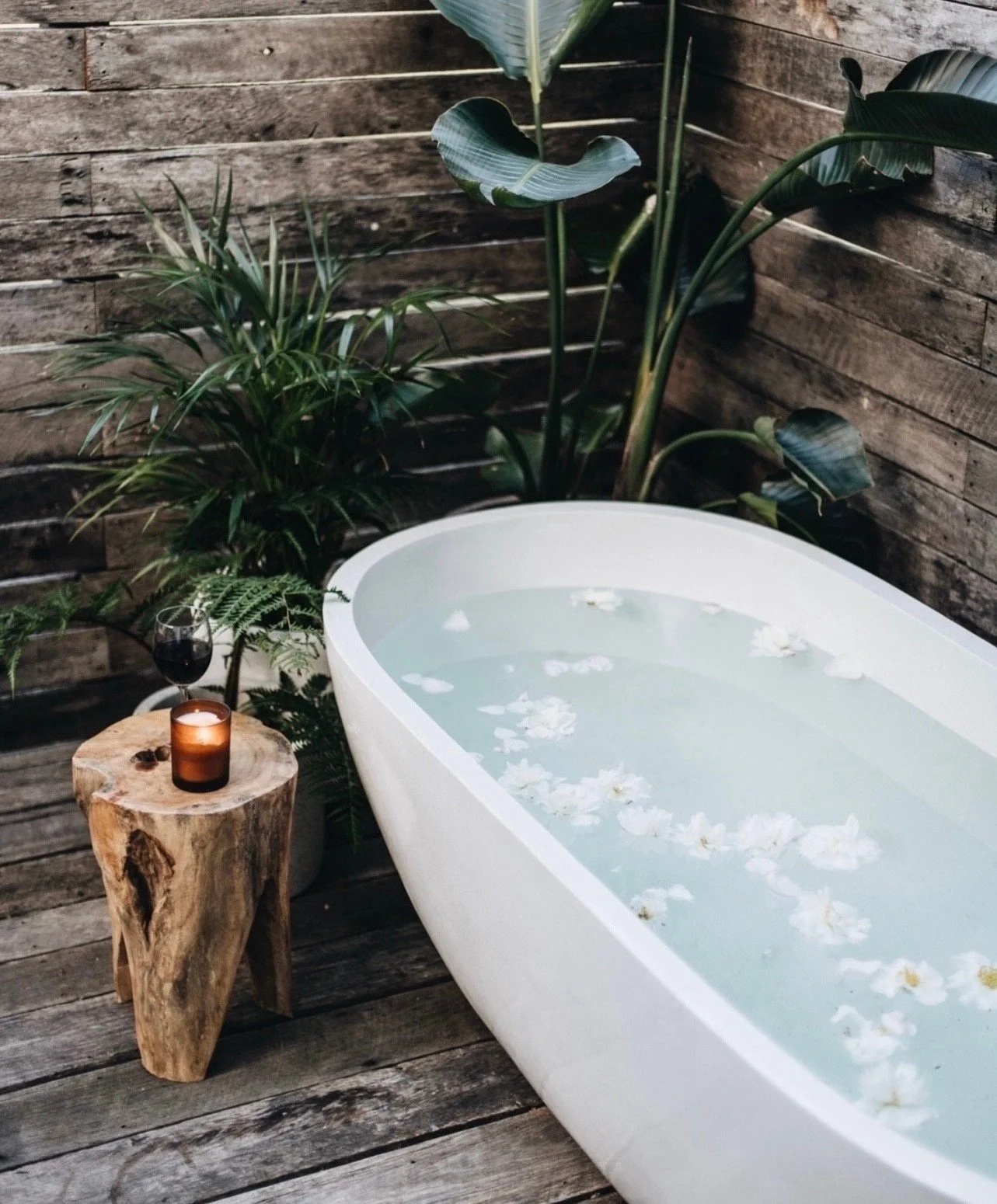 Sunshine is calling βοΈ The warm weather is finally here - the perfect excuse to book your getaway and soak it all in, literally, in our outdoor bath.
#worrowing #jervisbay #hyamsbeach #jervisbaywedding #huskisson #nsw #destinationnsw #visitnsw #shoa