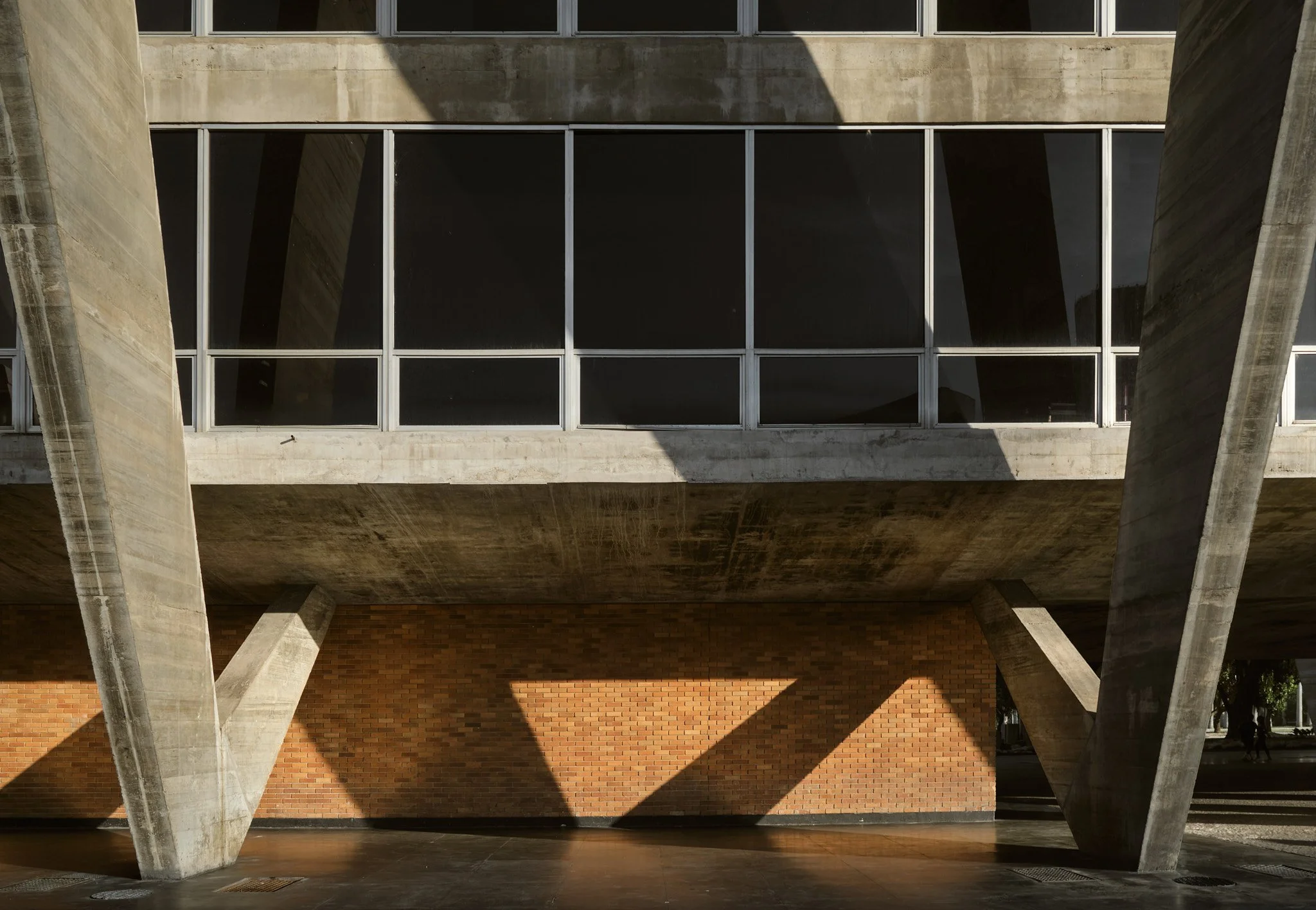 Detalhe da viga de concreto e parede de tijolo do MAM Rio, arquitetura de Affonso Reidy