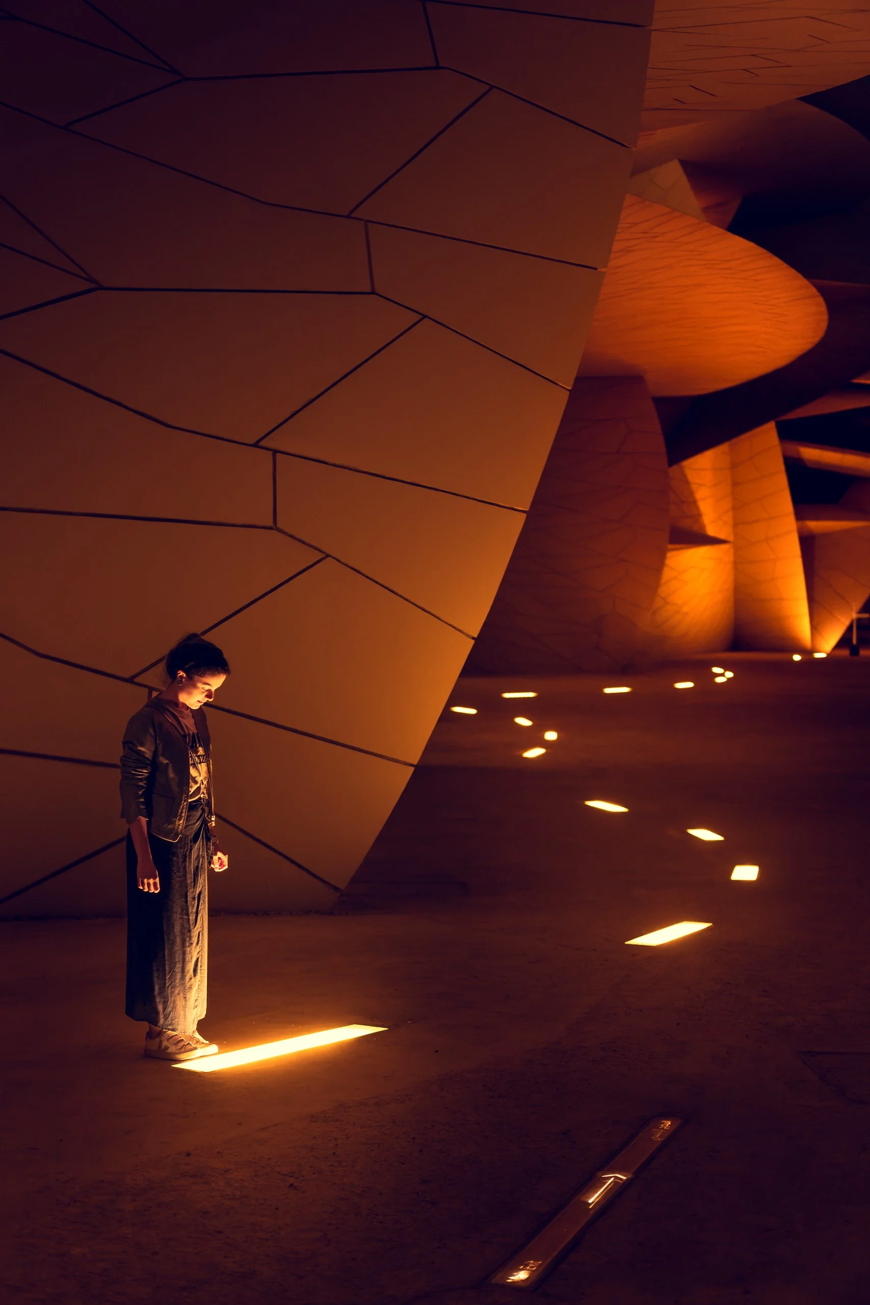 national-museum-of-qatar-night-light-path-geometric-walls