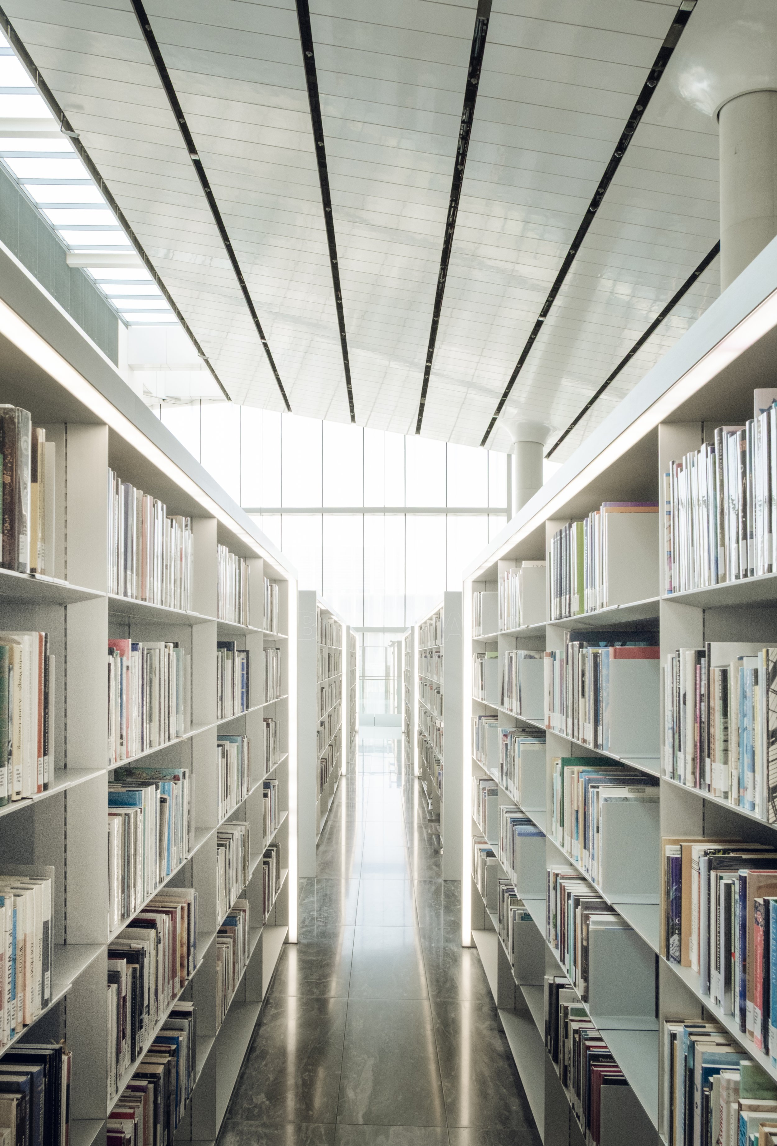 qatar-national-library-interior-bookstacks-central-aisle-daylight-architecture-photography-pedro-ferr
