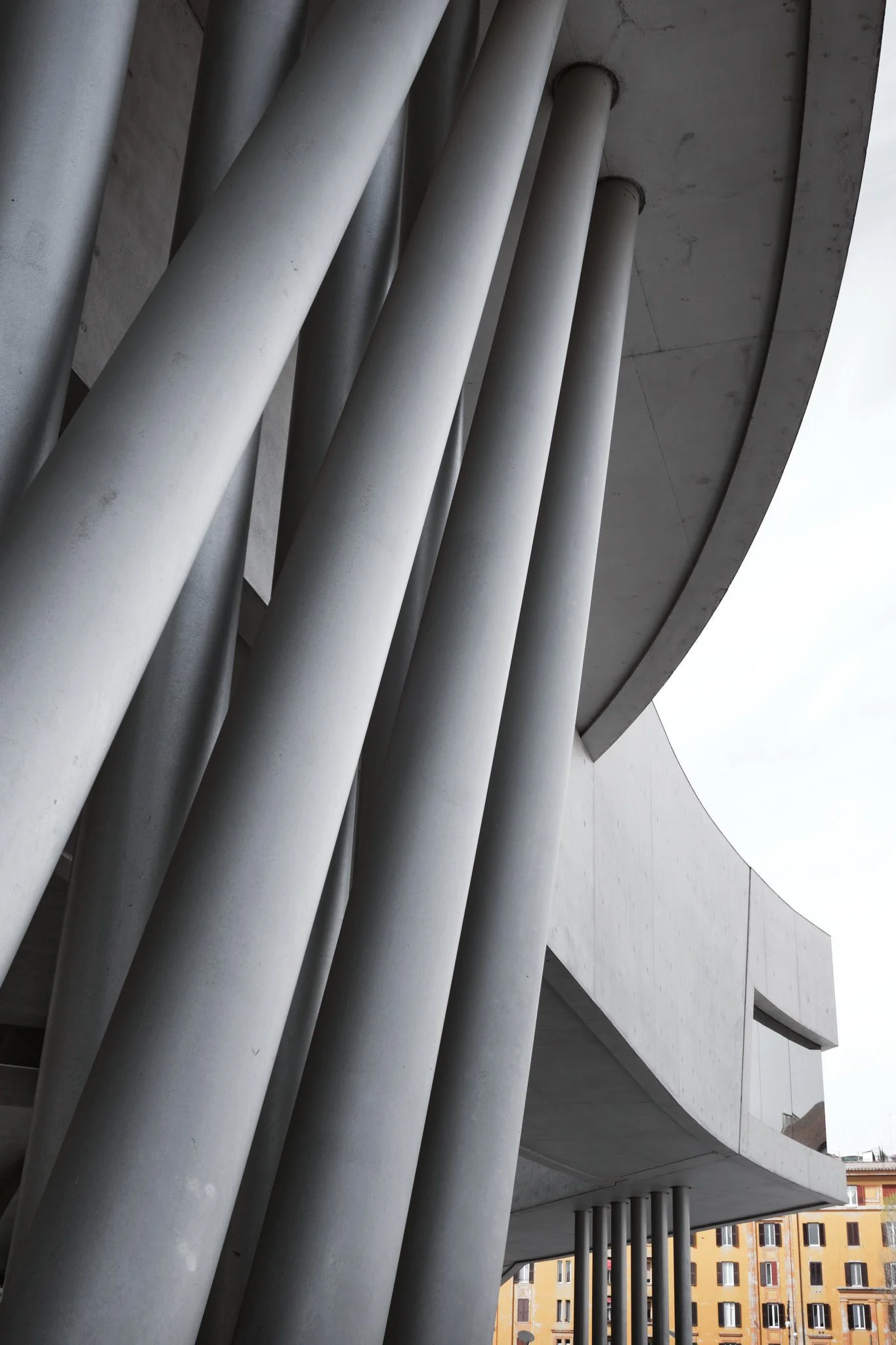 maxxi-rome-exterior-concrete-fins-columns-upward-bw