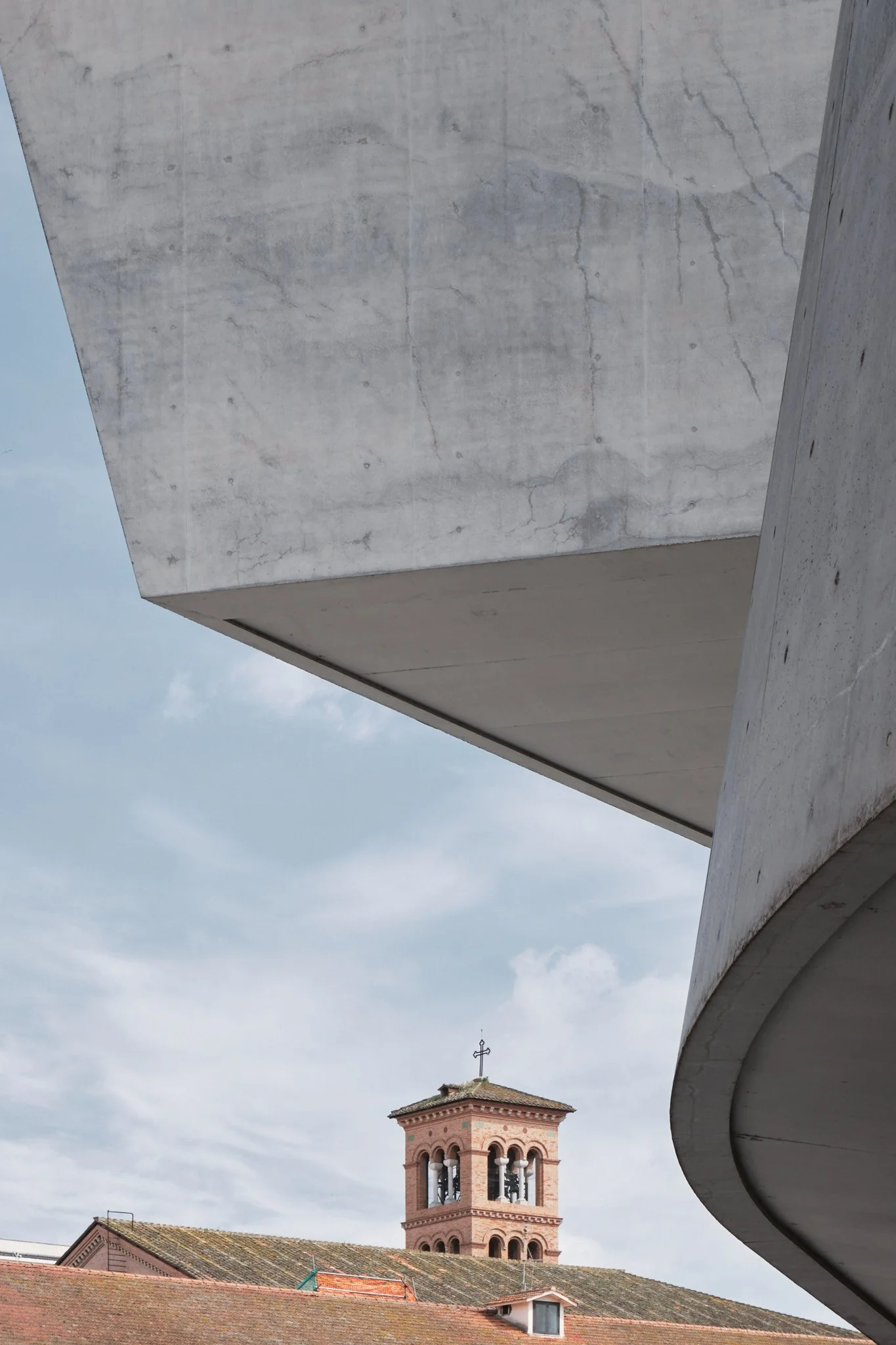 maxxi-rome-exterior-curved-concrete-wall-sky