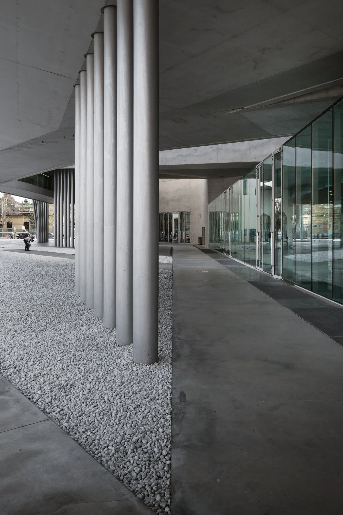 maxxi-rome-exterior-colonnade-light-shadow-rhythm