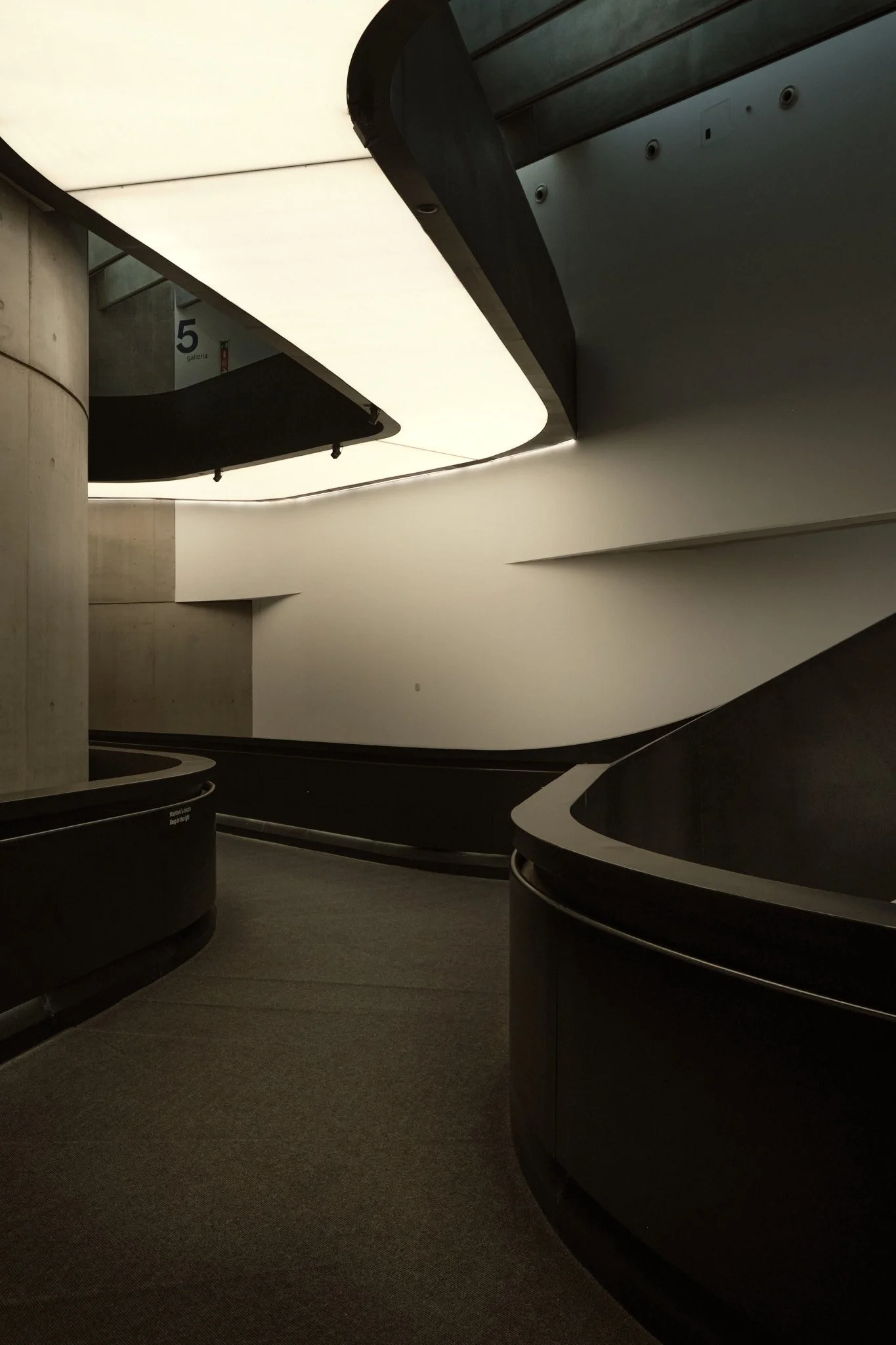 maxxi-rome-interior-staircase-curve-handrail-bw