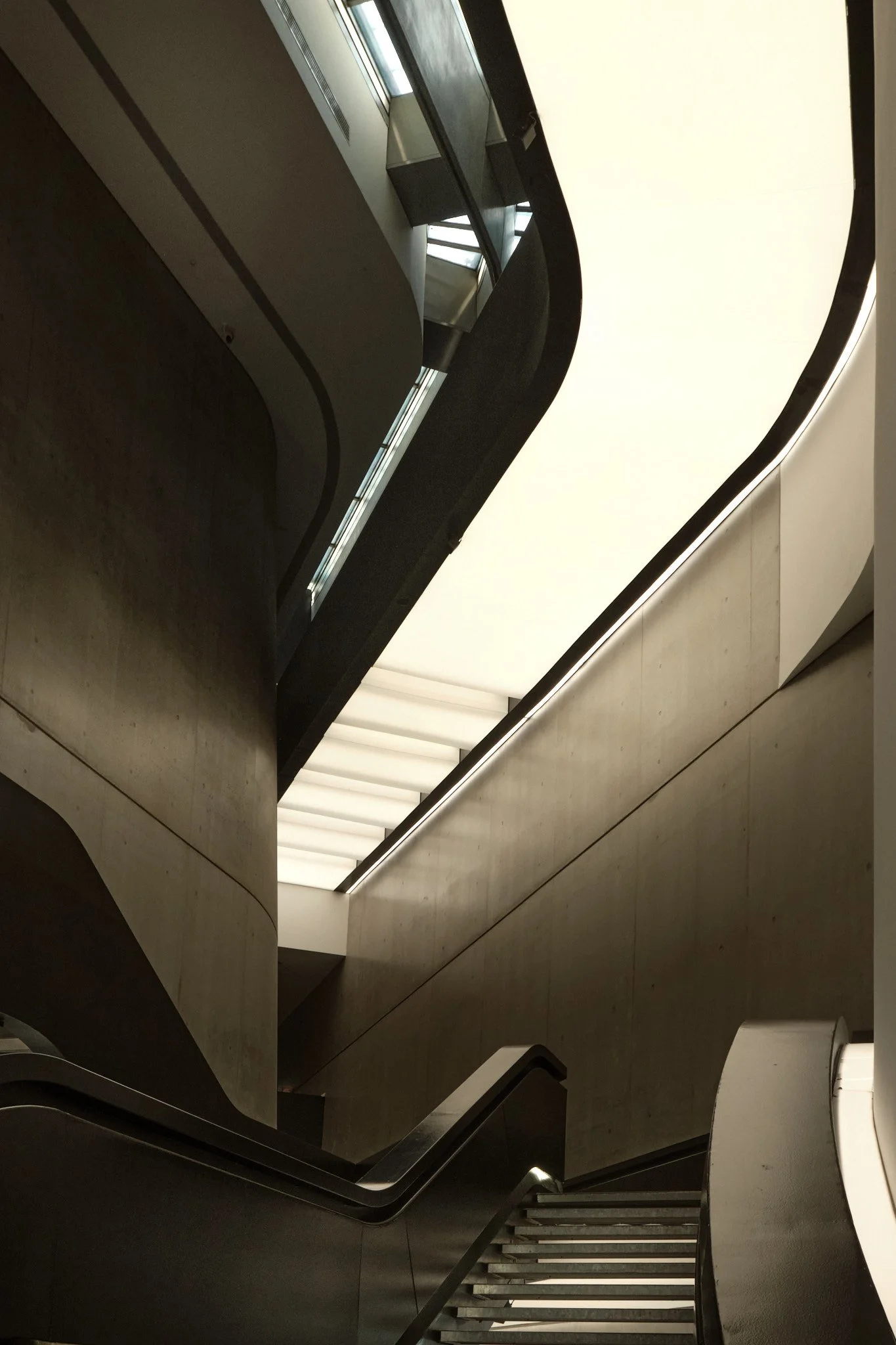 maxxi-rome-interior-staircase-curved-handrail-bw-2