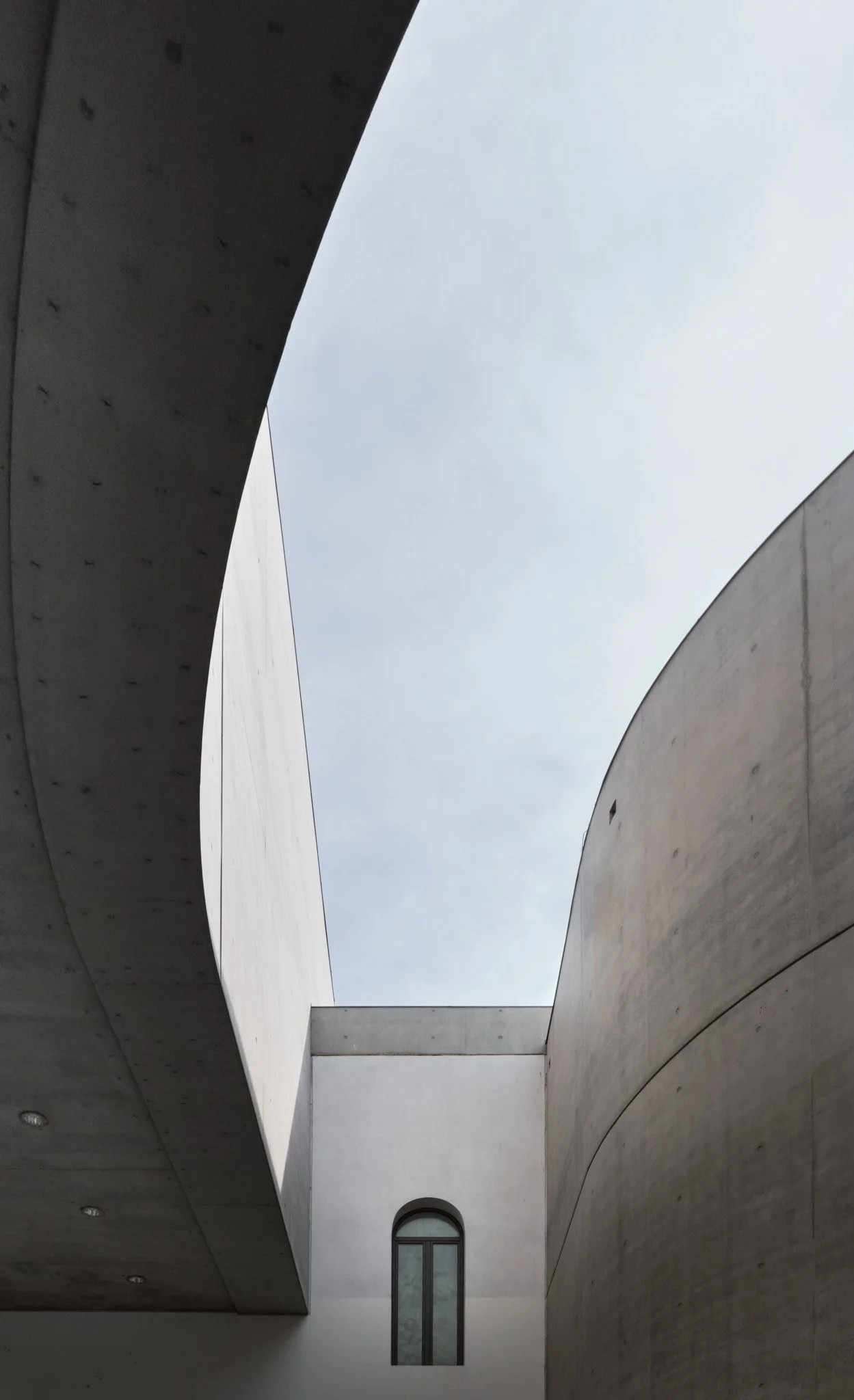 maxxi-rome-interior-large-concrete-space-vertical