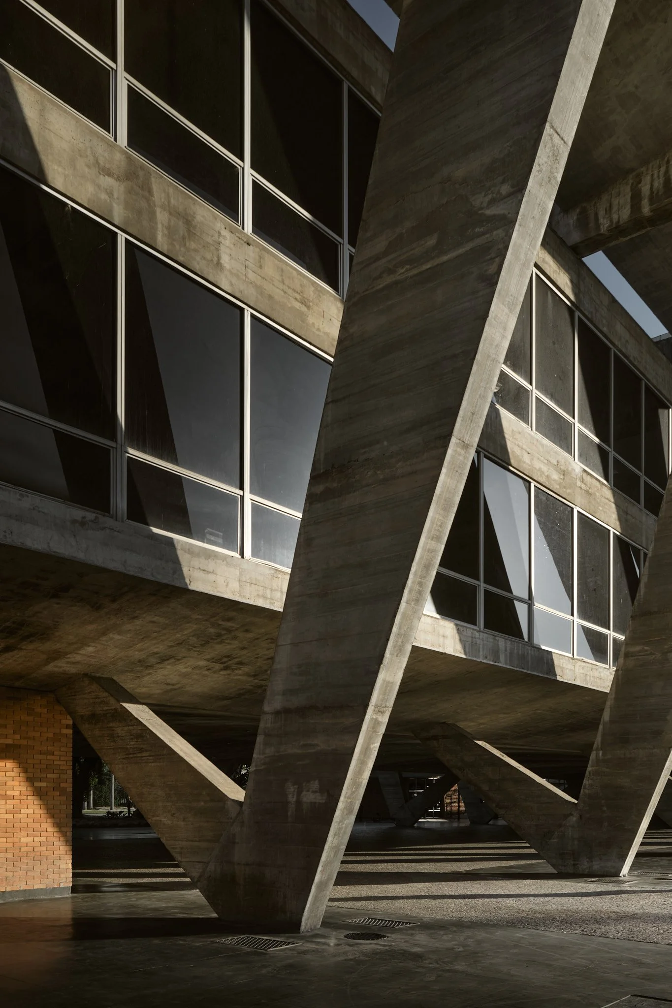 Pilotis em V do MAM Rio com reflexo das janelas, arquitetura modernista de Affonso Reidy
