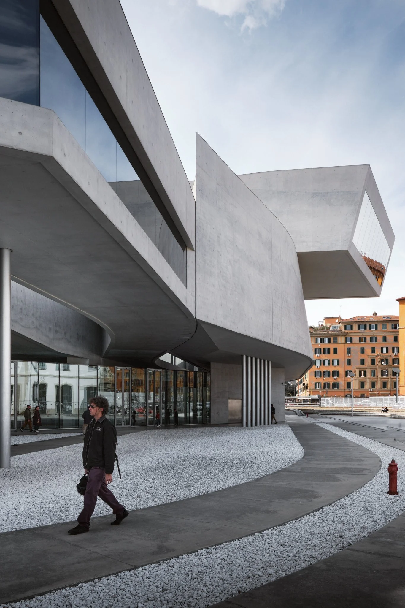 maxxi-rome-exterior-human-figure-scale-overhang
