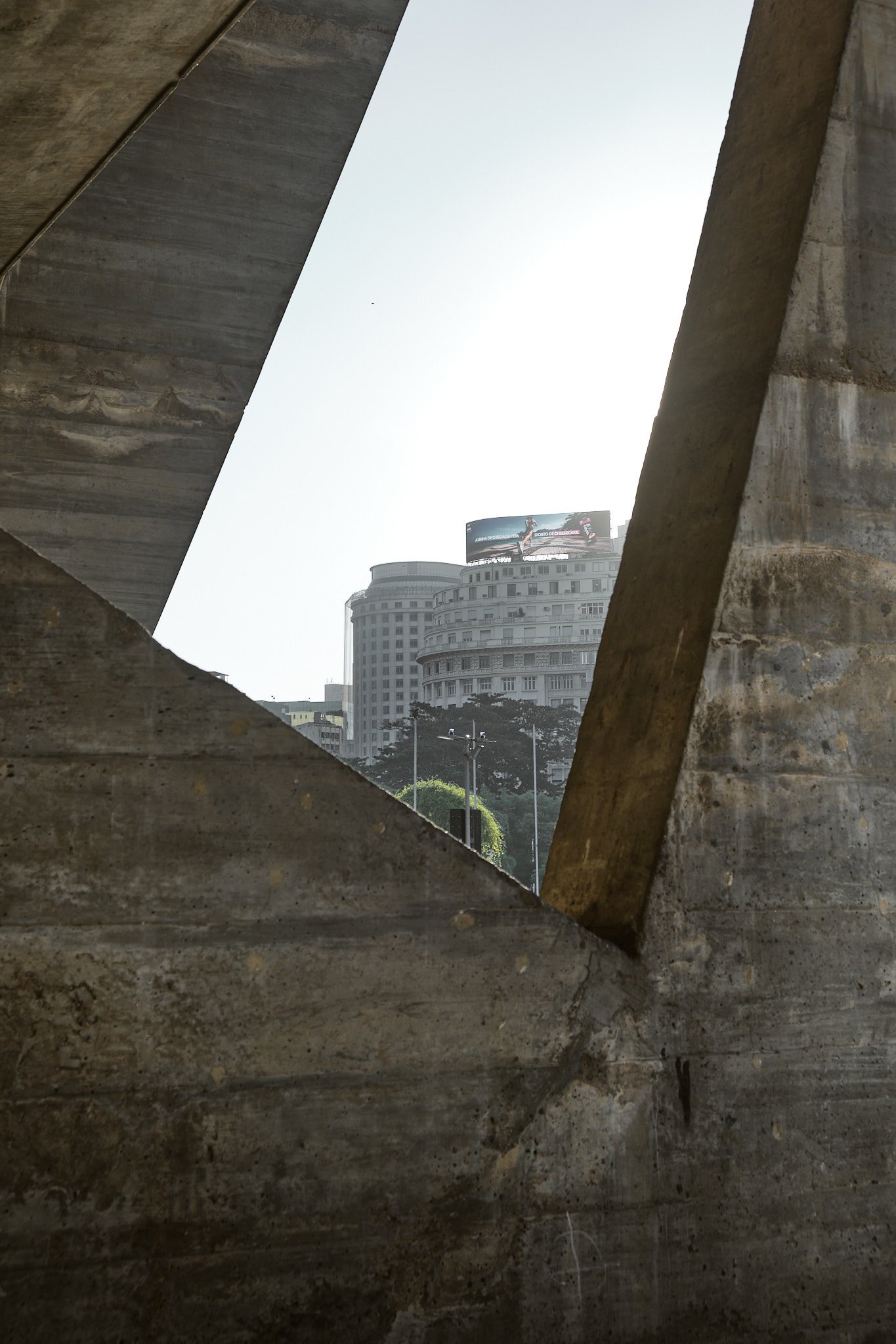 Vão entre os pilares em V do MAM Rio enquadrando um edifício do centro do Rio de Janeiro