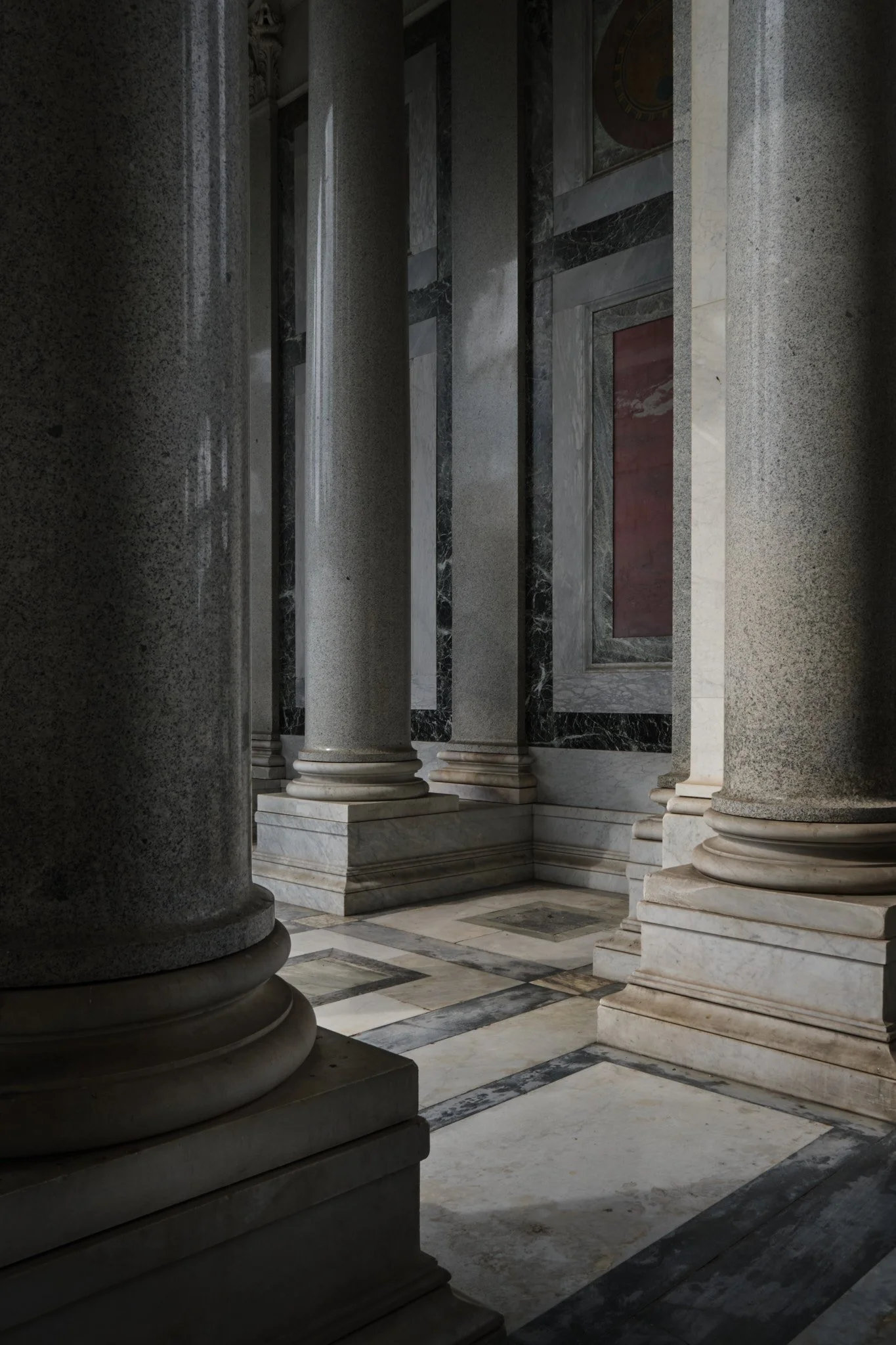 san-paolo-fuori-le-mura-interior-dark-columns-side-aisle