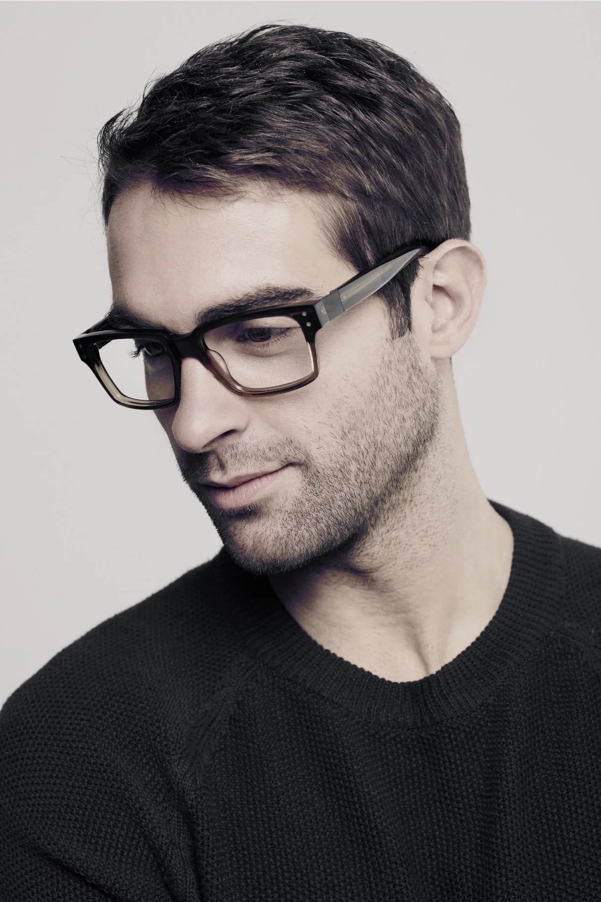 Portrait Mann im schwarzen Pullover mit Brille, Foto: canva