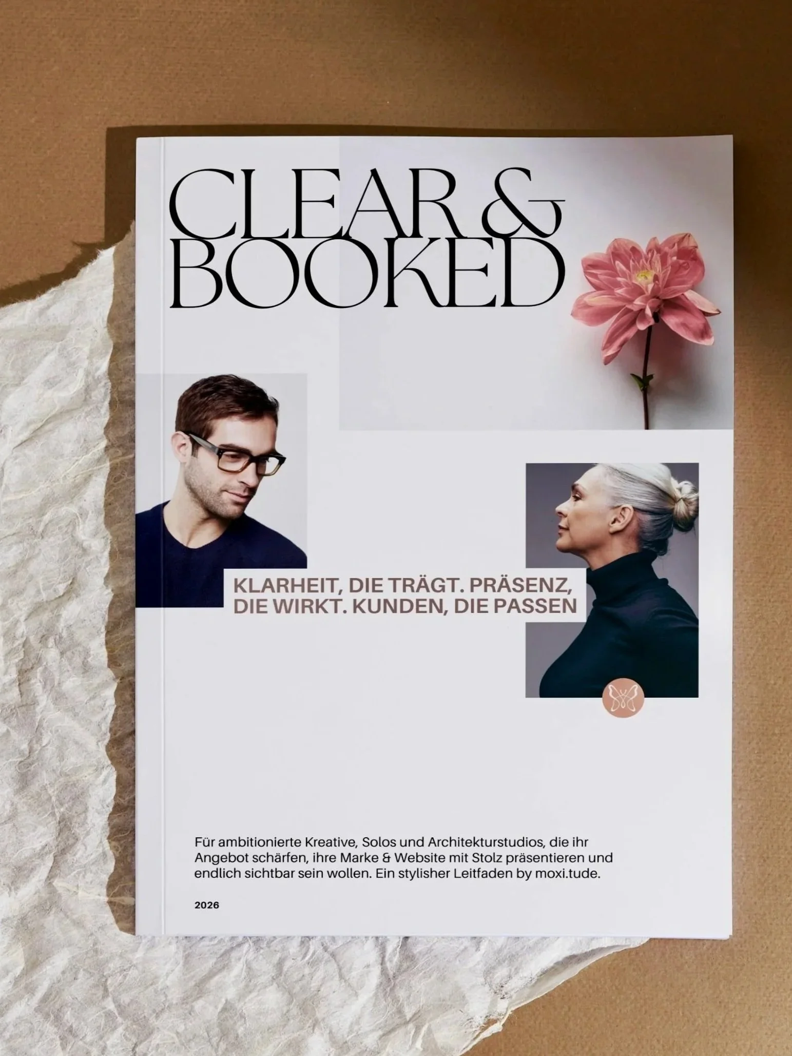 Buchcover mit Titel 'Clear & Booked' und Fotos eines jungen Mannes mit Brille und einer älteren Frau im Profil, samt pinker Blume im oberen rechten Bereich.