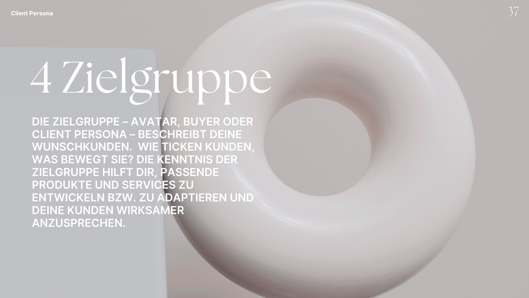 Eine weiße, runde Skulptur in Form eines Doughnut vor einem hellgrauen Hintergrund, mit Text auf der linken Seite, der in deutscher Sprache eine Zielgruppenbeschreibung enthält.
