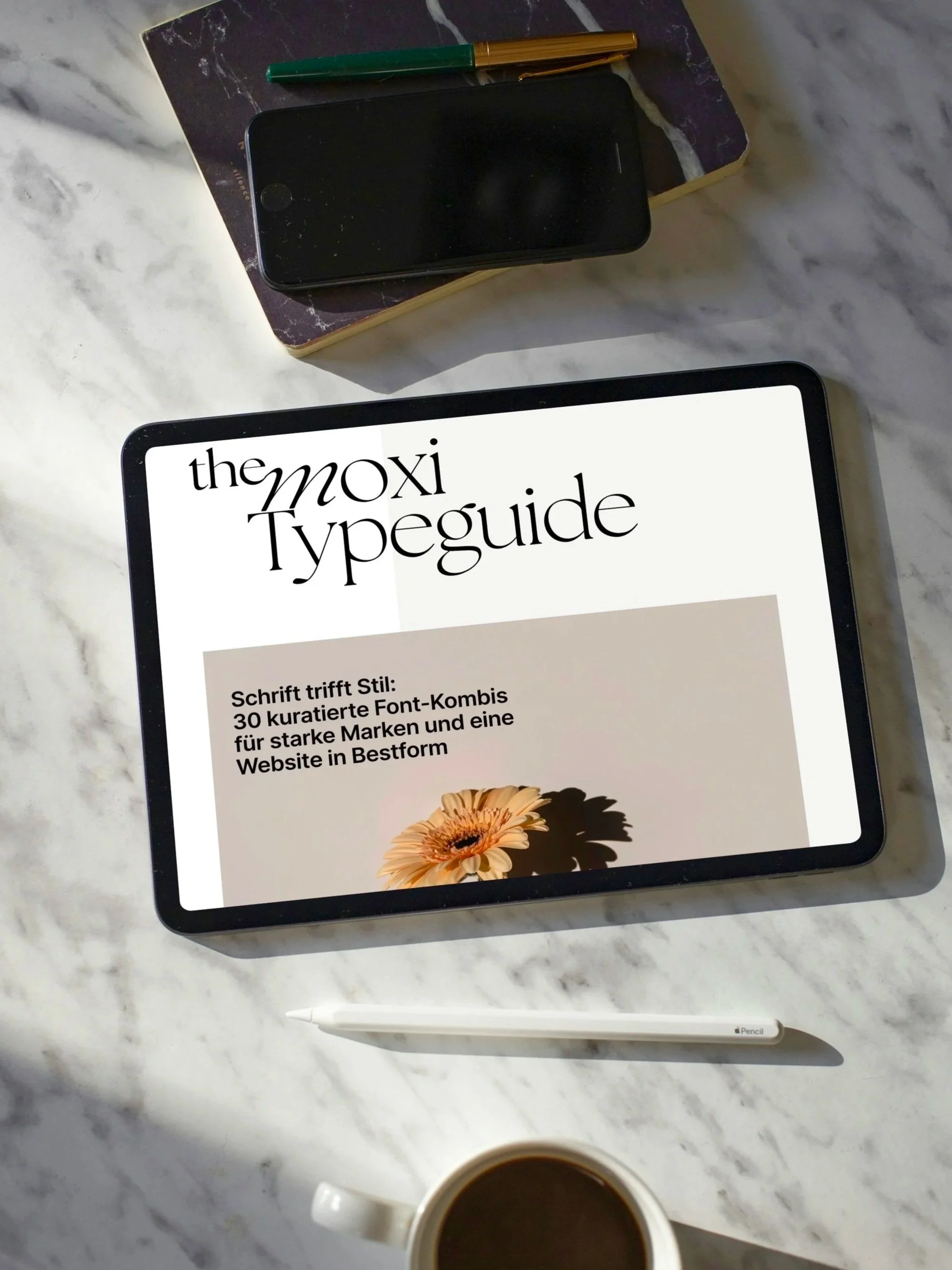 Tablet auf Marmortisch mit Stift, Cover typeguide