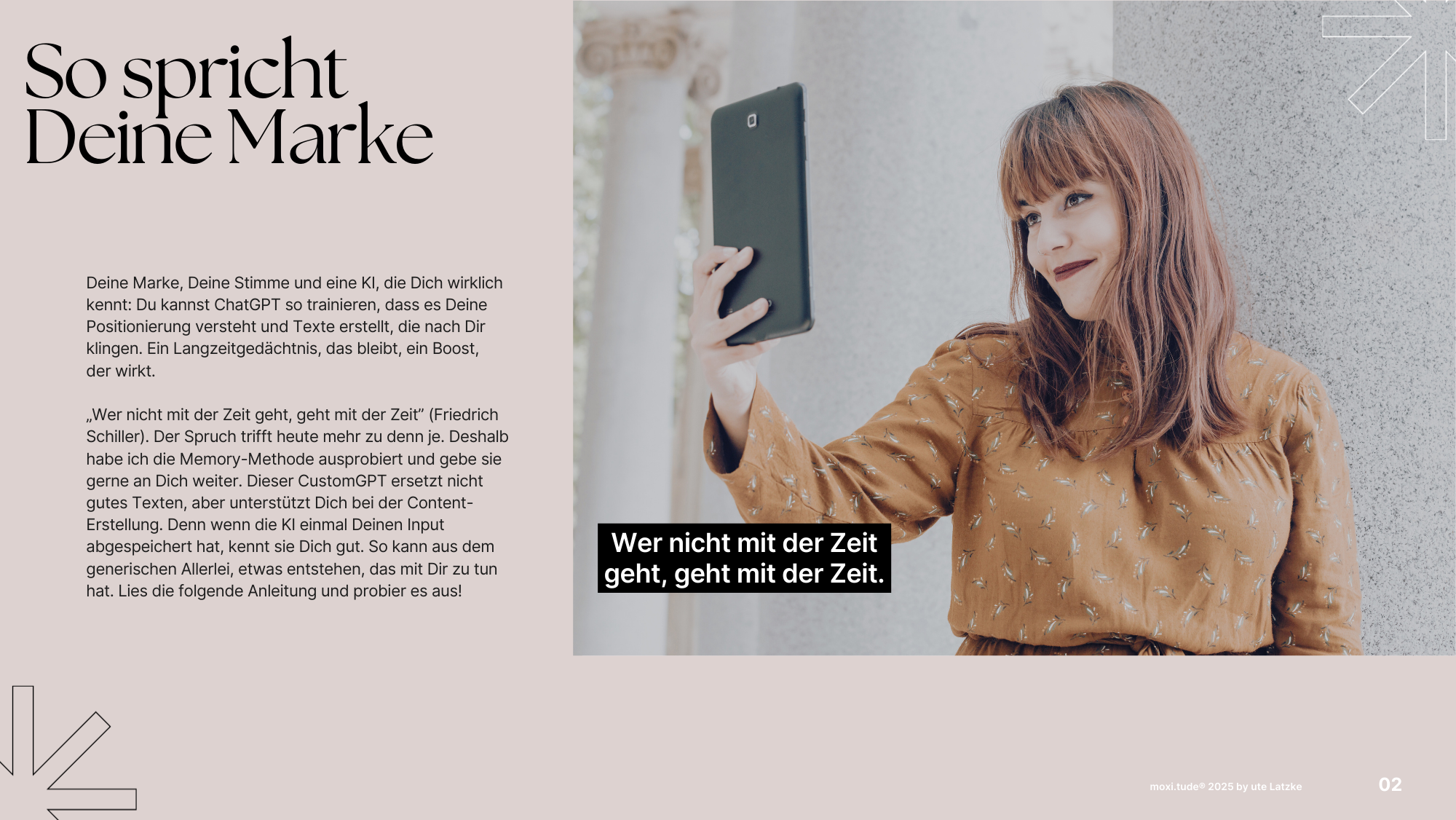 Ein junges Mädchen mit braunen, lockigen Haaren und einem braunen Kleid, das ein Smartphone zur Selbstaufnahme hält, vor einer grauen Wand. Es gibt Textüberlagerungen und grafische Elemente auf dem Bild.