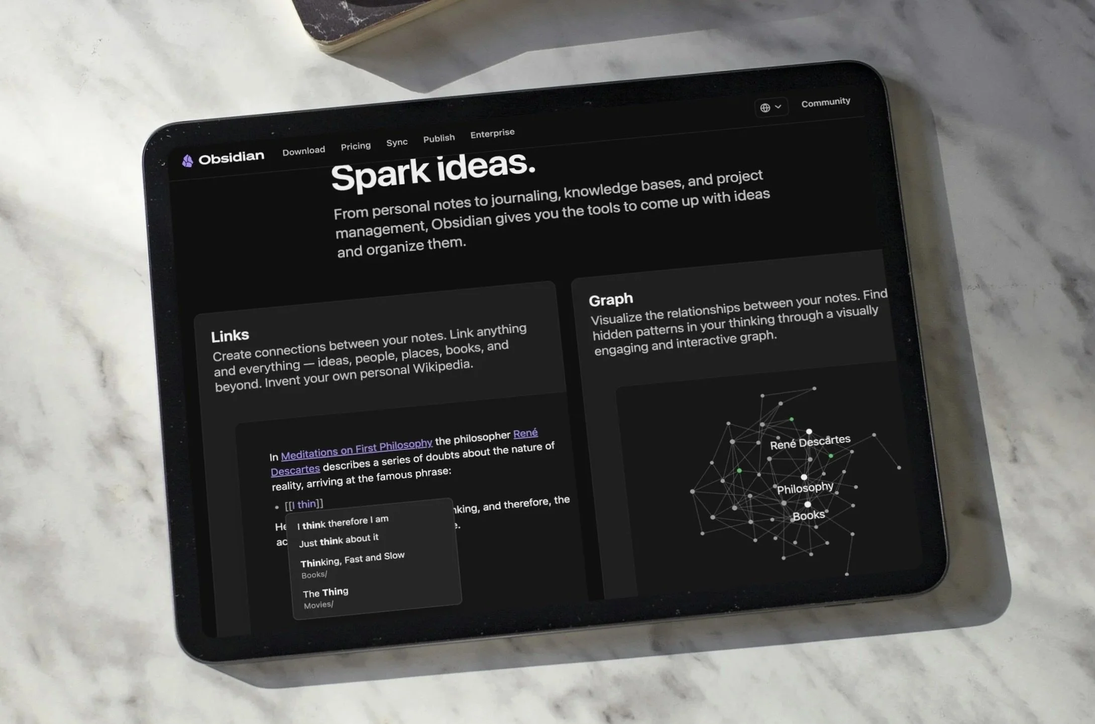 iPad auf Marmortisch zeigt schwarze Startseite von Obsidian, Mock-up Canva