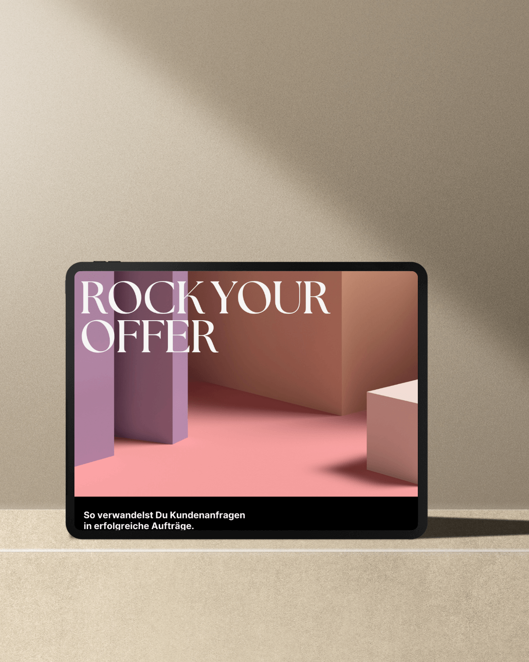 Tablet mit Text 'ROCK YOUR OFFER' auf einem pastellfarben Hintergrund und 3D-Grafike, darunter ein schwarzer Balken mit deutschen Text.