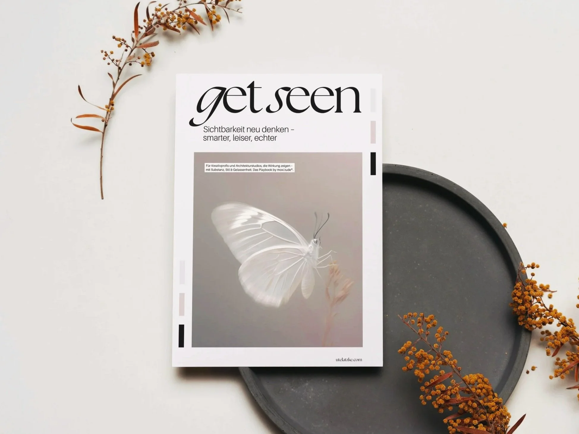 Magazin get seen liegt auf Teller und Tisch, Stillleben