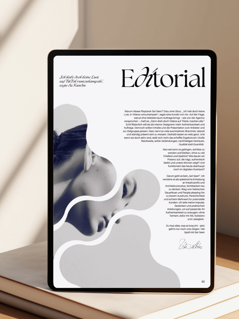 Digitales Cover mit dem Titel "Editorial" und einem schwarzen und weißen Portrait einer jungen Frau, komplex gestaltet mit organisch anmutenden Formen, auf einem Tablet, das auf einem Buch liegt.