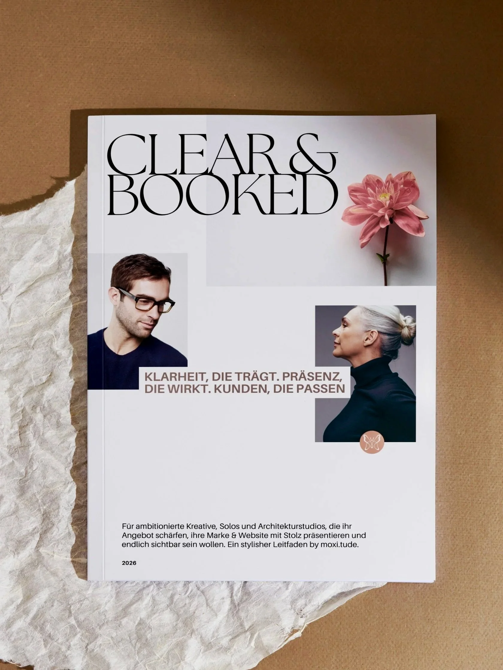 Buchcover mit Titel 'Clear & Booked', ein Bild eines Mannes mit Brille, eine ältere Frau, eine große pinke Blume und Text in Deutsch auf weißem Hintergrund.