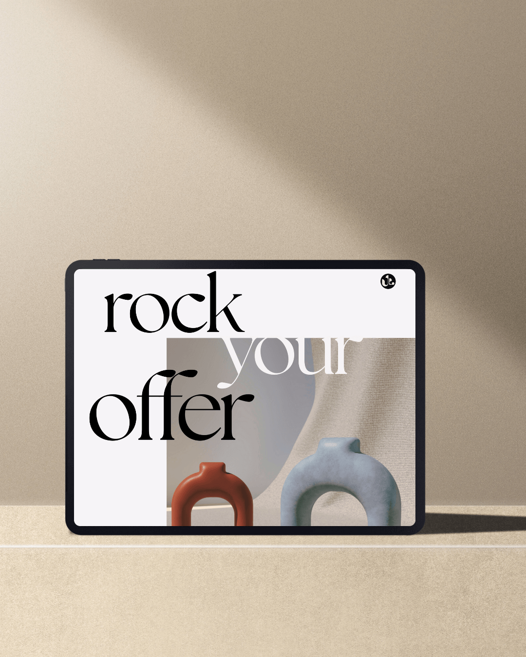 Digitales Display mit dem Text "rock your offer" und abstrakten Keramikvasen, auf beigem Hintergrund
