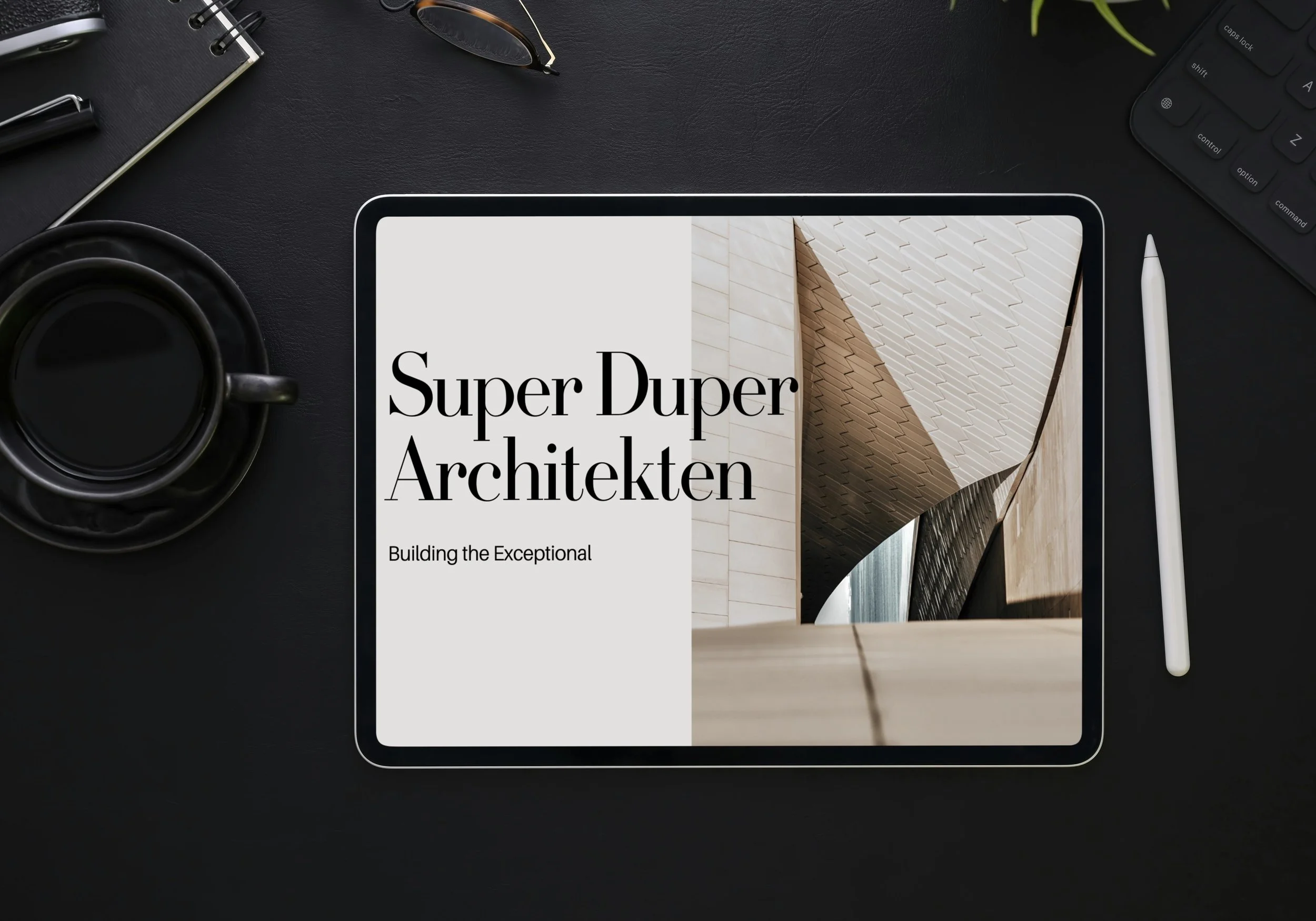 Schwarzer Tisch darauf iPad mit Screenshot Website