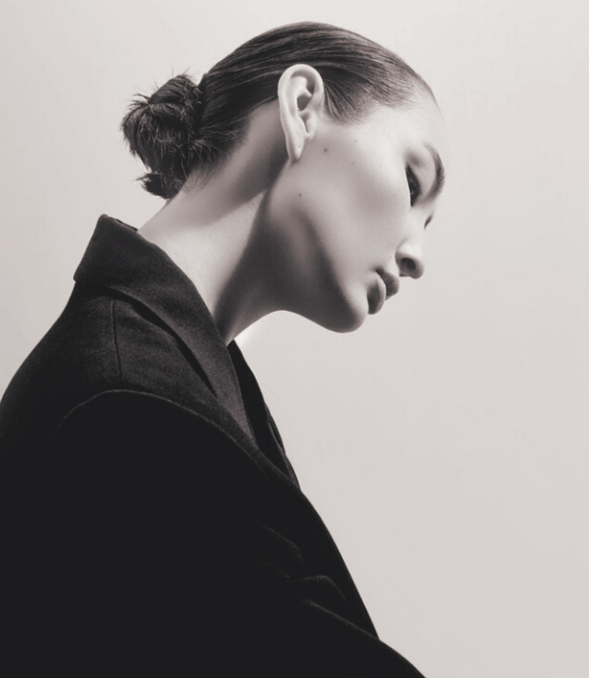 Junge Frau, Asiatin in schwarzen Blazer