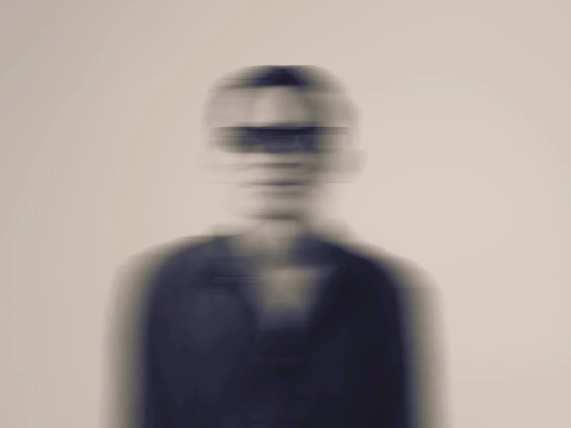 Person mit Sonnenbrille und Anzug, verschwommen