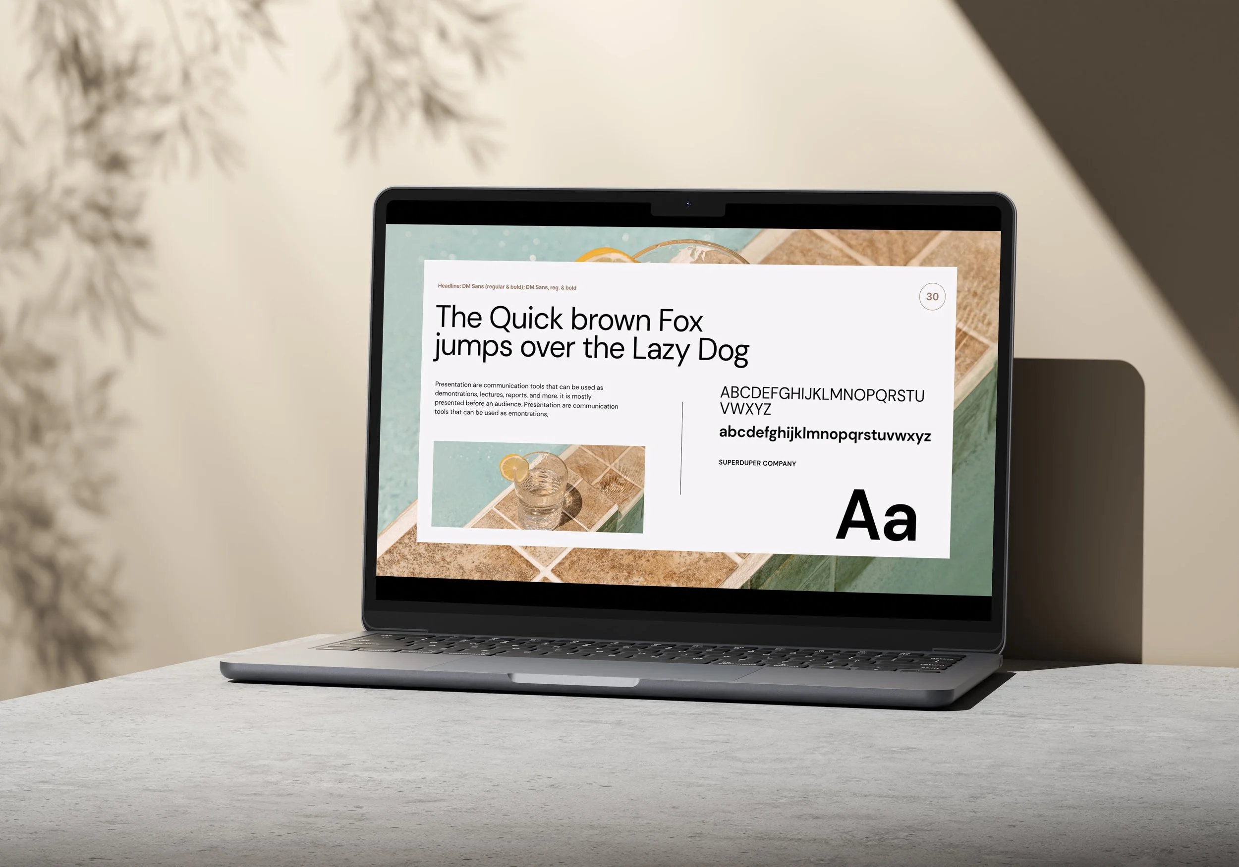 Laptop auf grauer Tischplatte vor beigem Hintergrund zeigt Schriften vor Moodbilder grün, ocker, Swimmingpool.