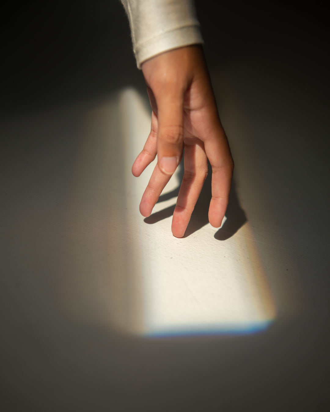 Hand weiblich angestrahlt, herum Schatten