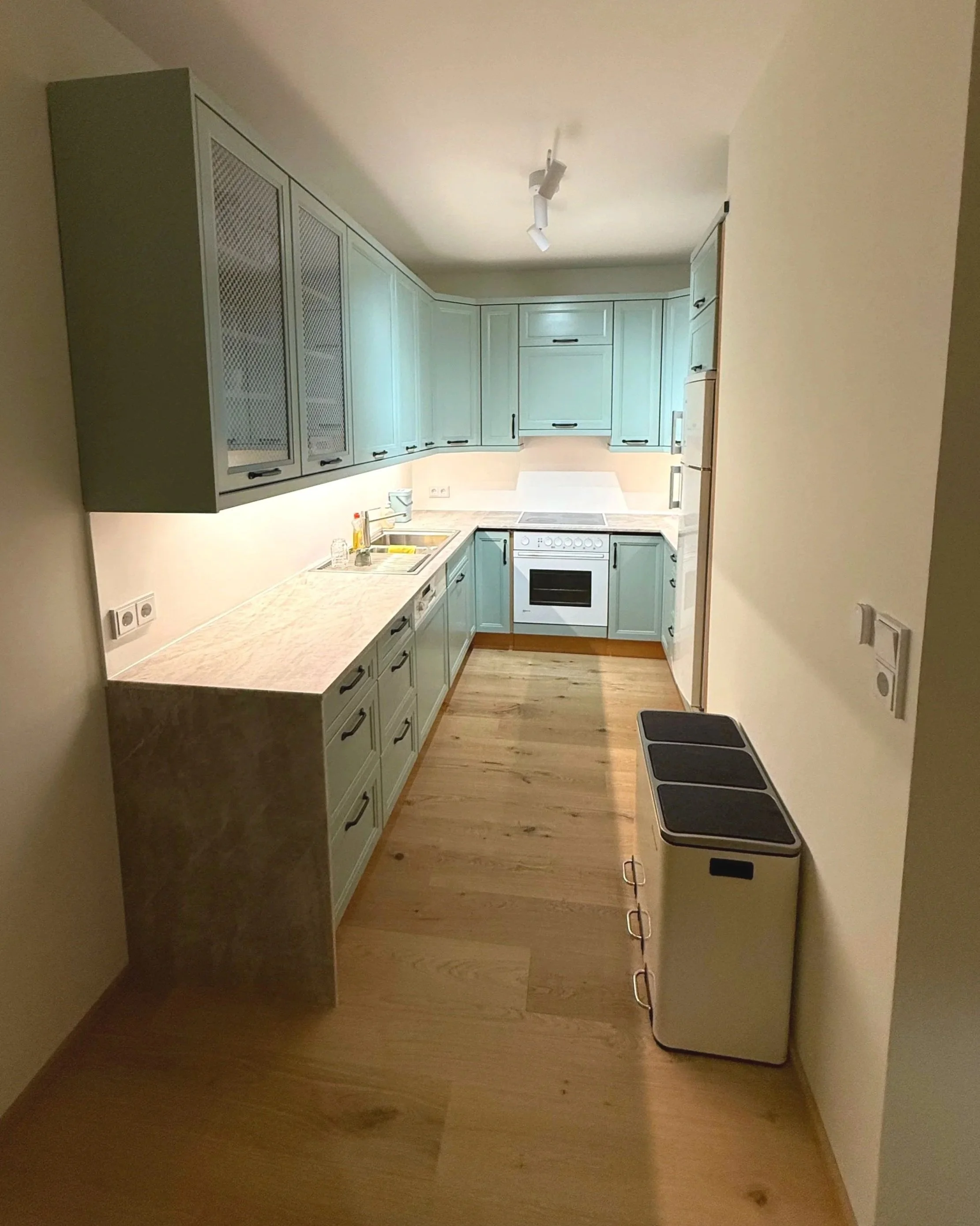 Küche nach der Renovierung; Die Küche blieb, hat jedoch ein neues Gewand bekommen. Die Fronten erstrahlen einheitlich in mintgrün und die neue Arbeitsplatte aus Naturstein Taj Mahal sind ein echter Hingucker und werten die Küche auf.