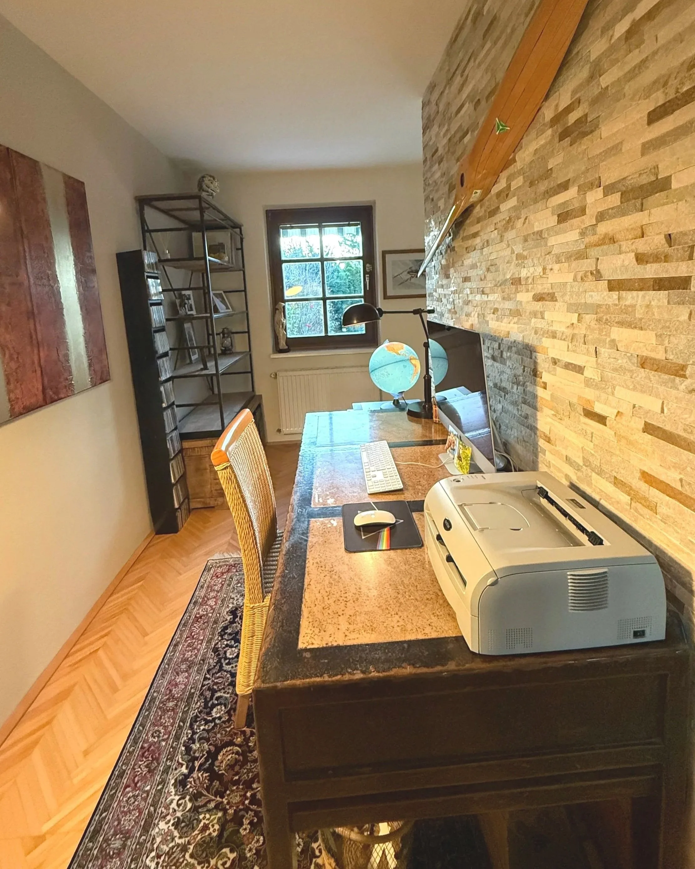 Der Lichteinfall aus dem Garten beschert dem Arbeitsbereich besonderes Licht