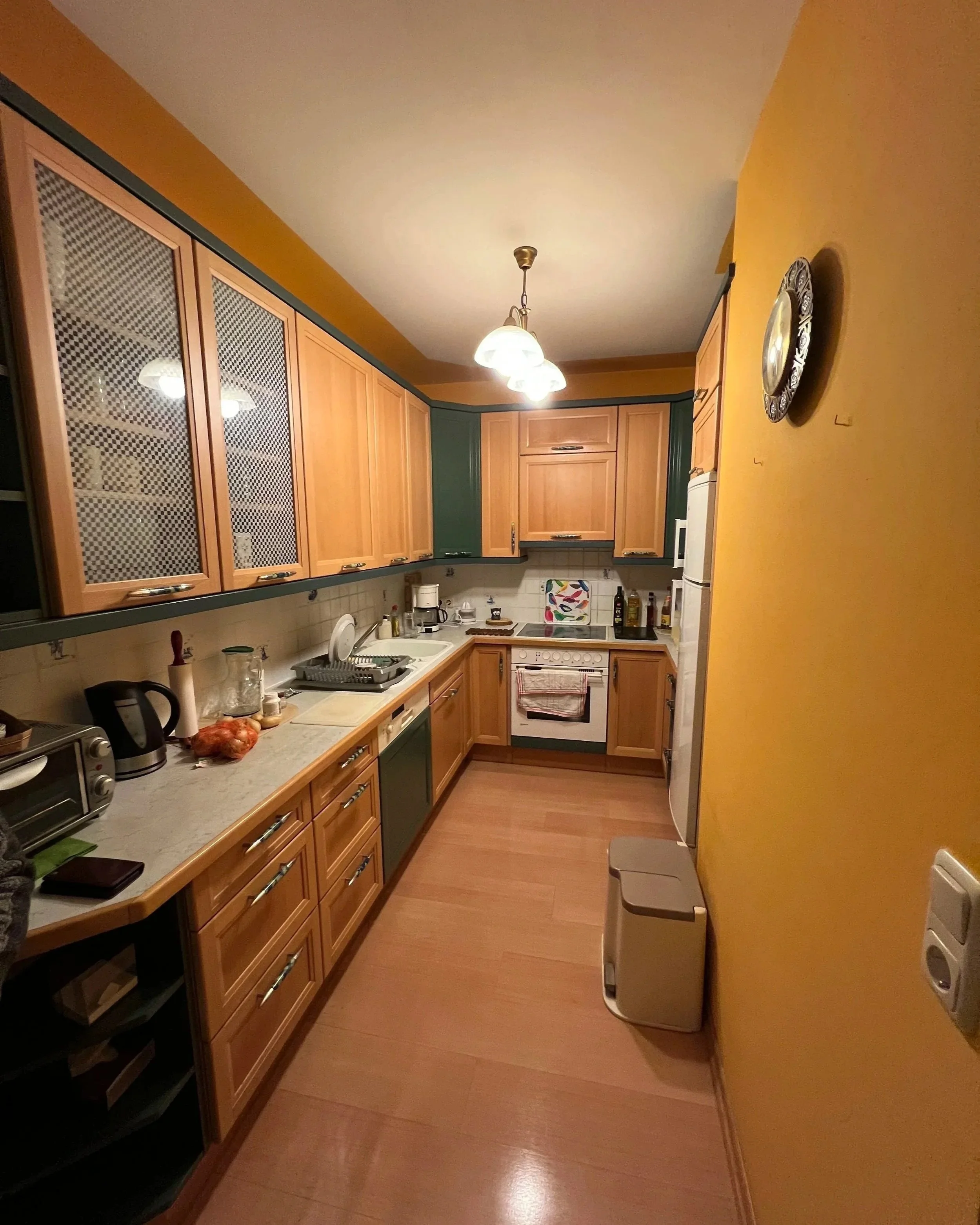 Küche vor der Renovierung; Gelbe Wände, Holzfronten; Petrolaspekte; Standard furnierte Arbeitsplatte Pressspan