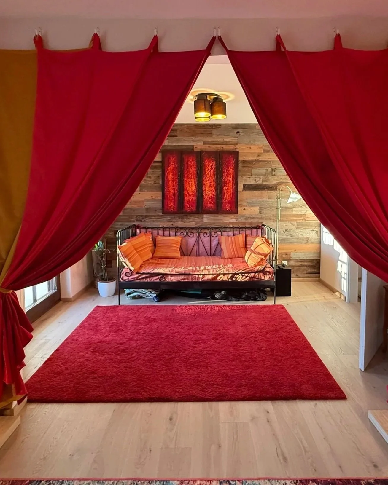 Der Durchgang zum Nebenzimmer blieb und verbindet nun die beiden Räume mit warmen Rottönen