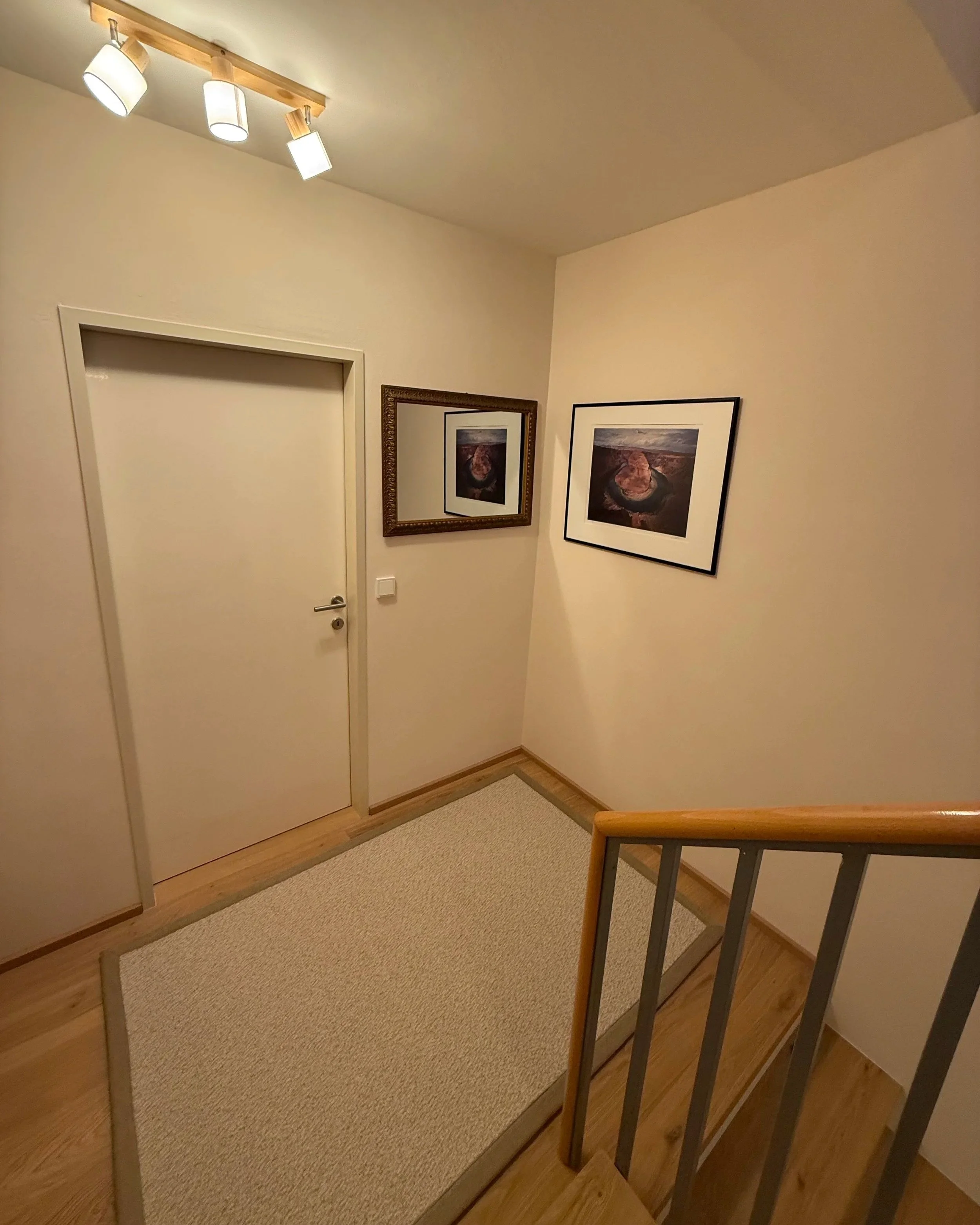 Stiegenhaus im Zwischengeschoss nach der Renovierung; Der Spiegel an der Wand gibt dem Flug in beide Richtungen Tiefe und ein offenes Gefühl