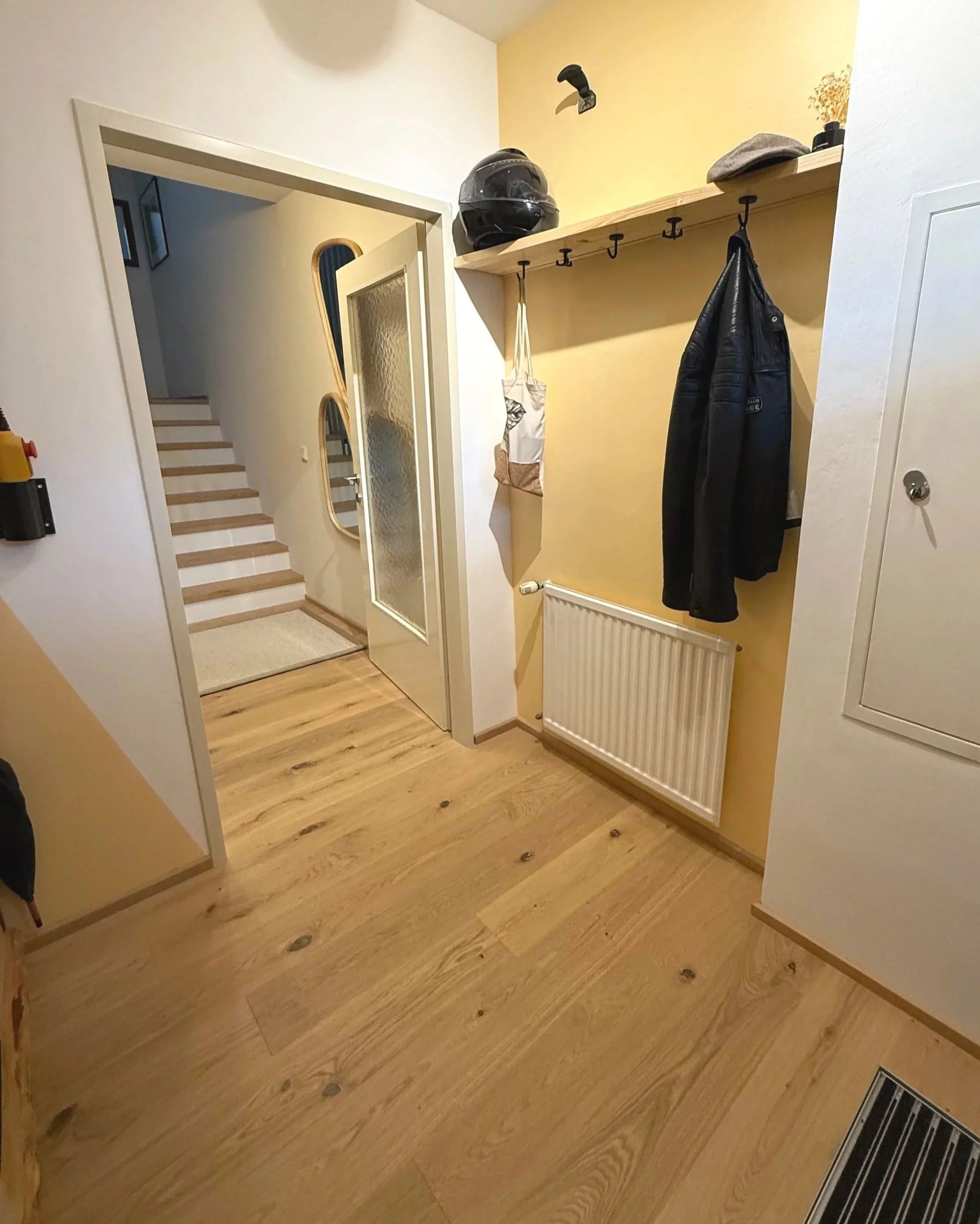 Gegenüberliegend die Hänegardrobe - Angefertigt aus Vollholz für die Nische über der Heizung für Jacken und Helme
