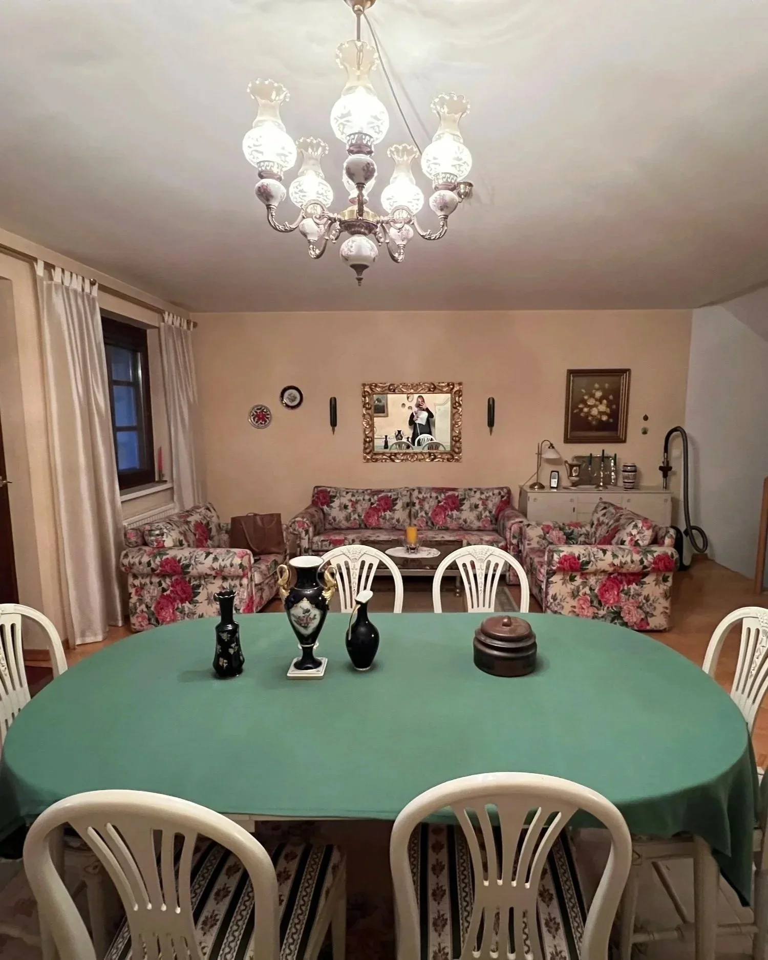 Vom Essbereich im Wohnzimmer auf die dreiteilige Sofalandschaft blickend