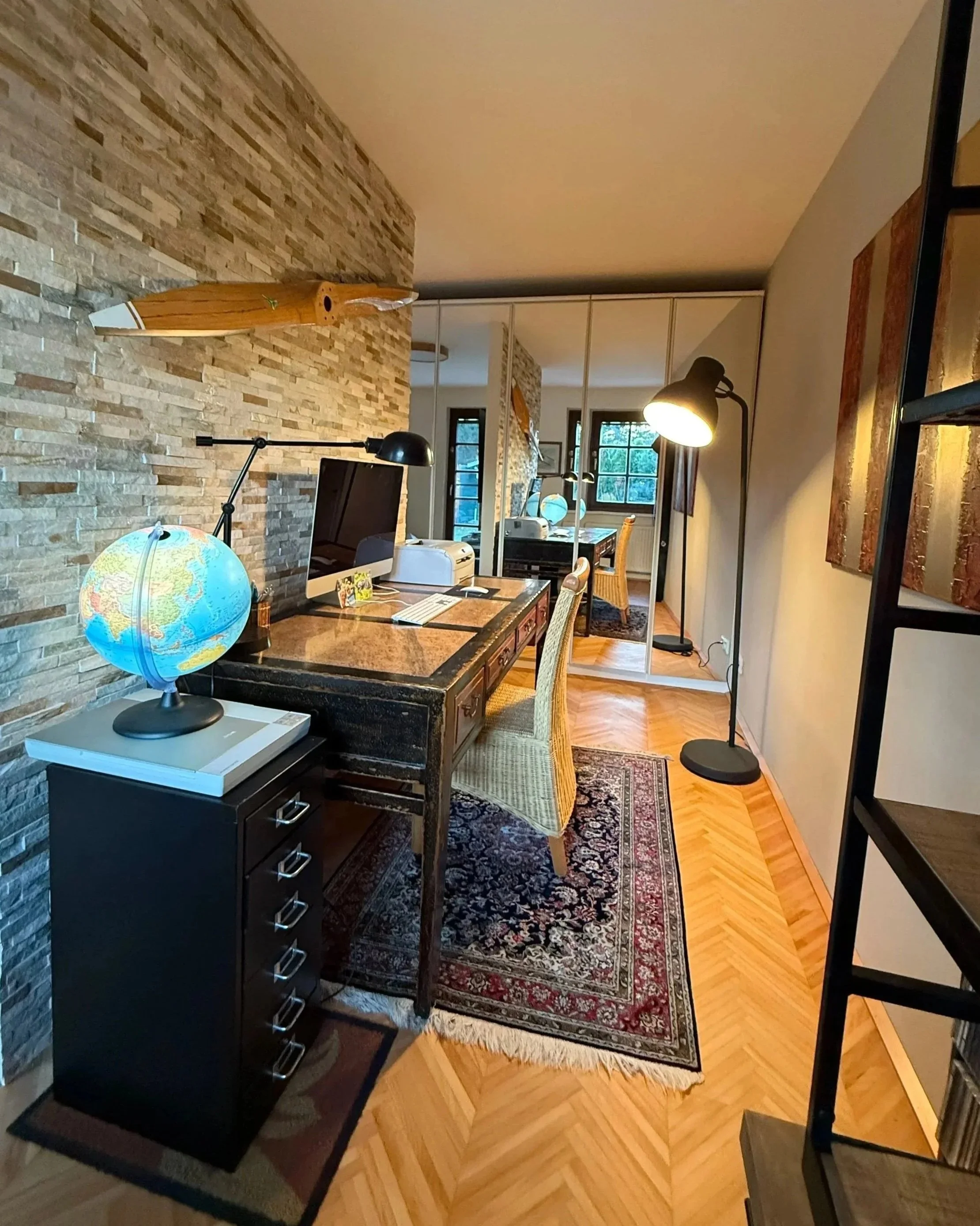 Ausreichend Platz und gute Beleuchtung, das A und O für einen sinnvollen Arbeitsplatz am Schreibtisch