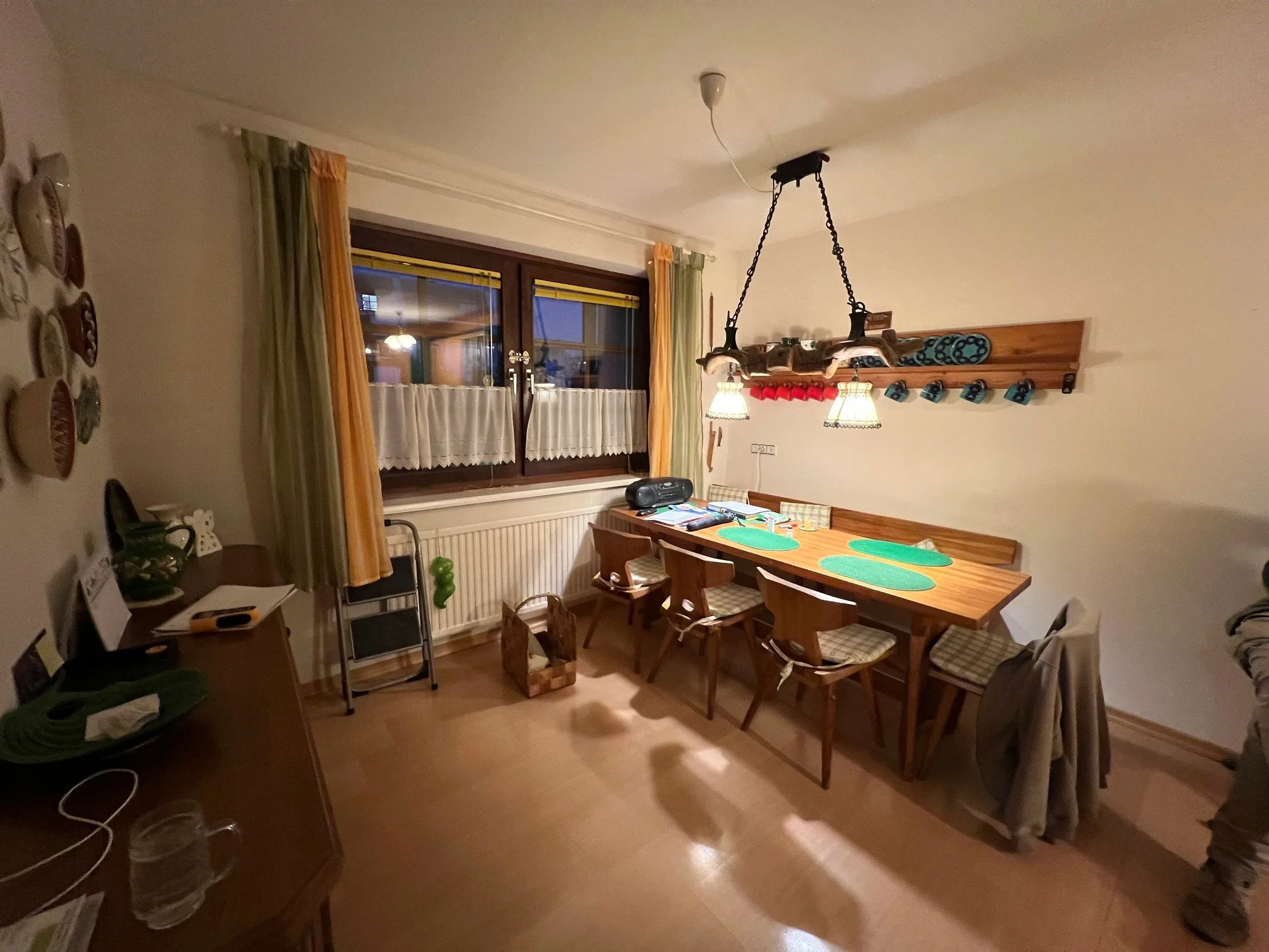 Essbereich vor der Renovierung, Laminatboden, Holzmöbel, eher kahl