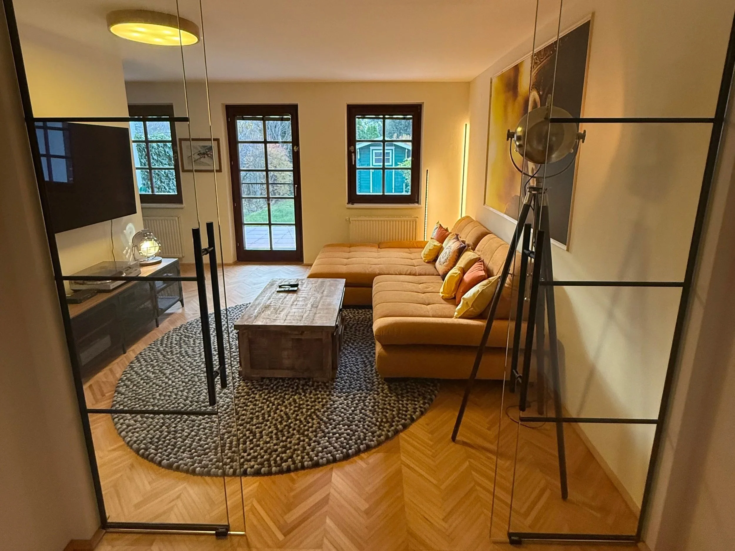 Der neue Wohnbereich wird vom Stiegenhaus mit einer neuen Glasschiebetür abgetrennt