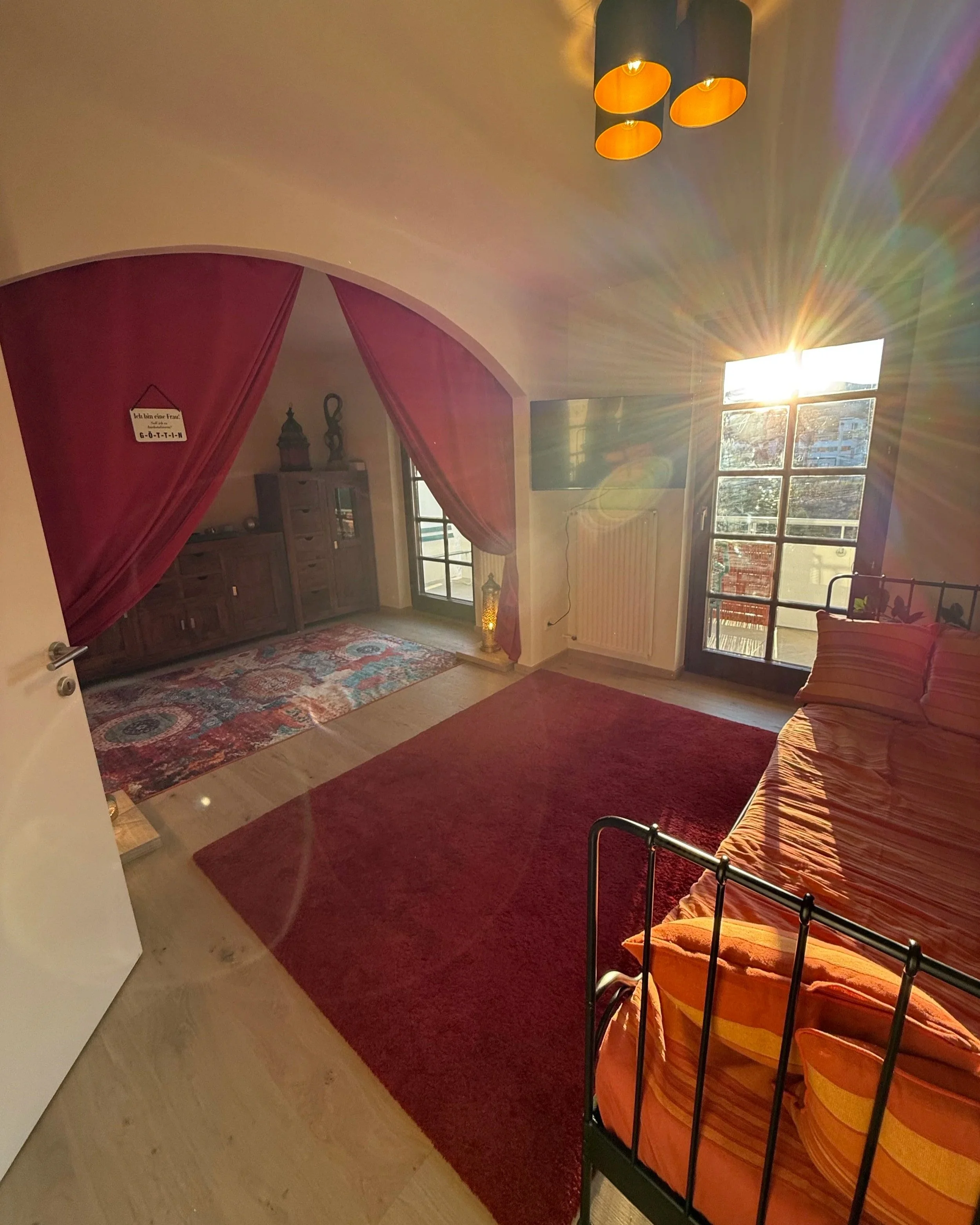 Der Vorraum im Zwischengeschoss ist zum gemütlichen Fernseherzimmer gestaltet worden