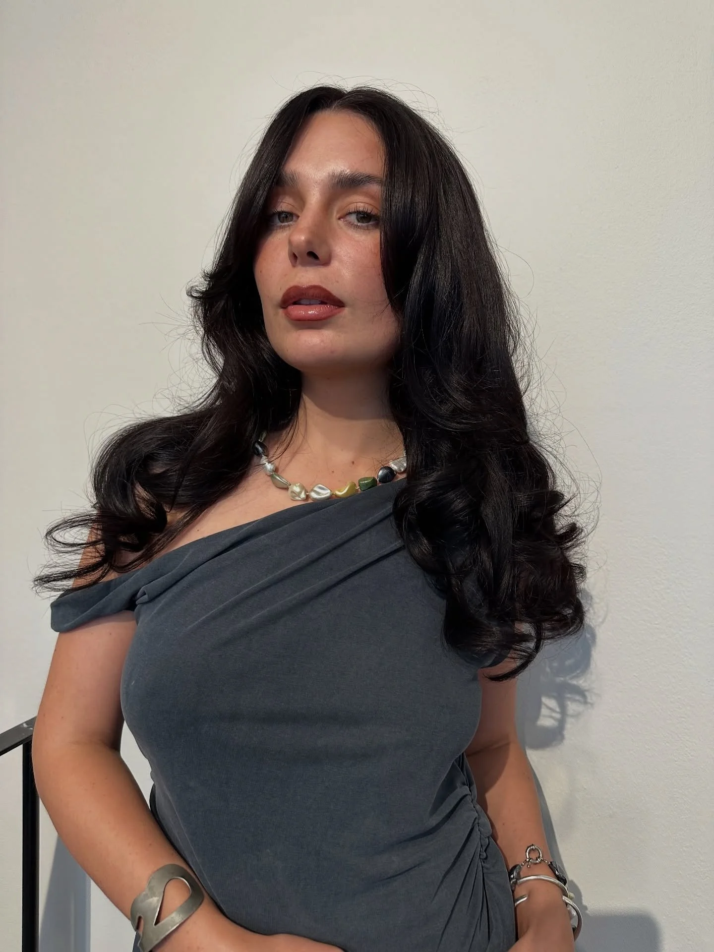 Dark, glossy, full of bounce… everything my personality isn’t before coffee. Luckily, L’Oréal Dia Colour doesn’t need caffeine to perform miracles. β¨
Colour for @tia4u using @lorealpro 
#connaughtvillage #brunnette #