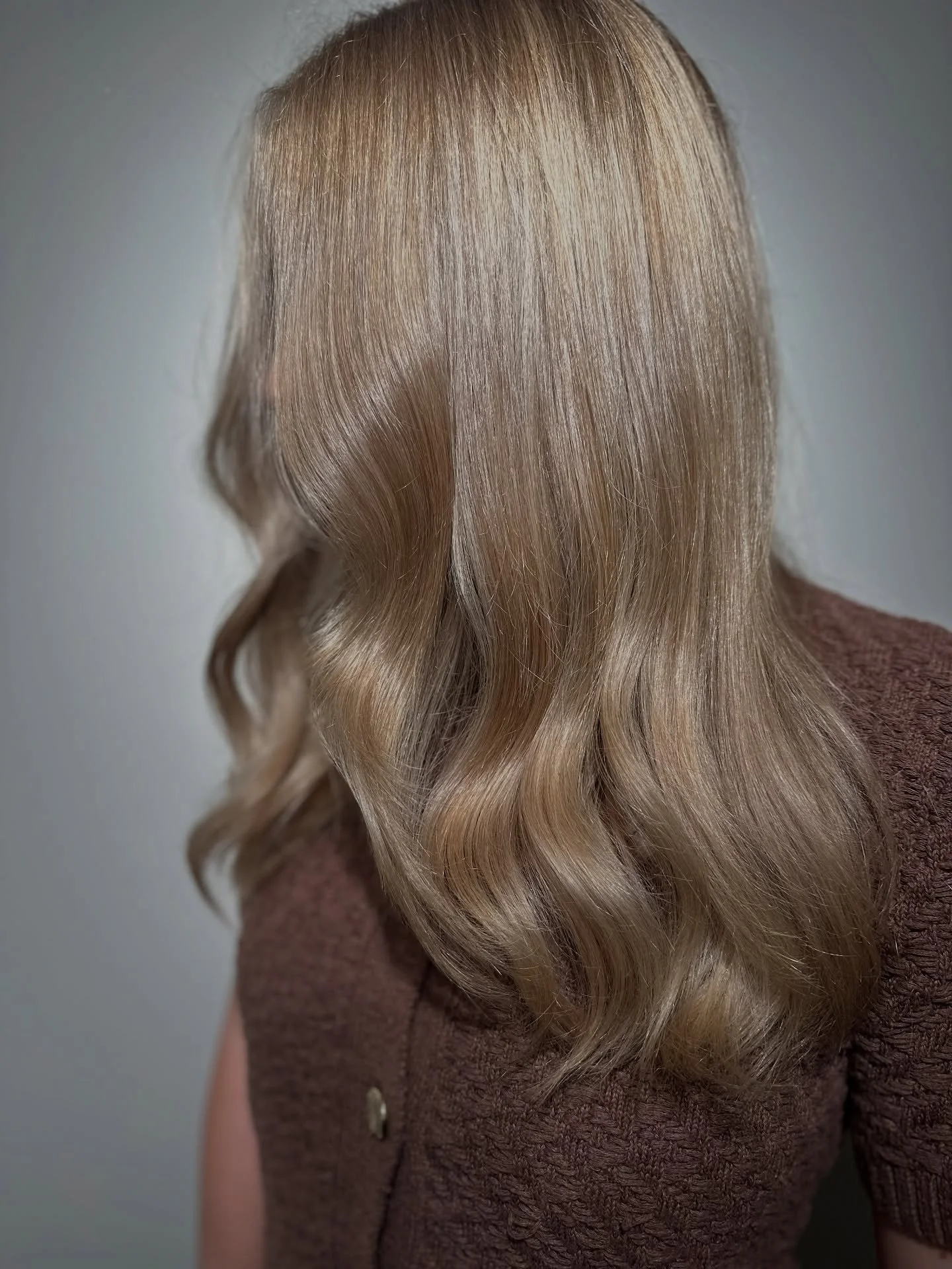 That airy blend &amp; sandy tone 🏝️ 
Airtouch balayage &amp; Shades Eq finish for the win. ✨

#balayageblonde #airtouchtechnique #DimensionalBlonde #hairinspo #londonhair