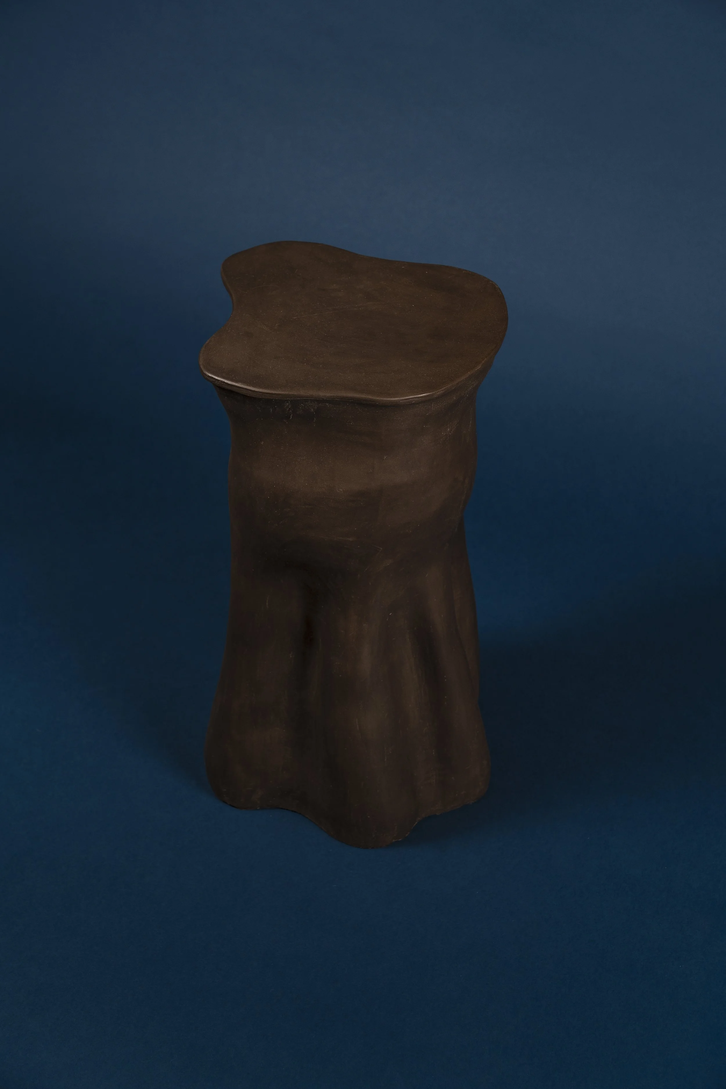 Pedestal_Single_Dark_Overhead (5).jpg
