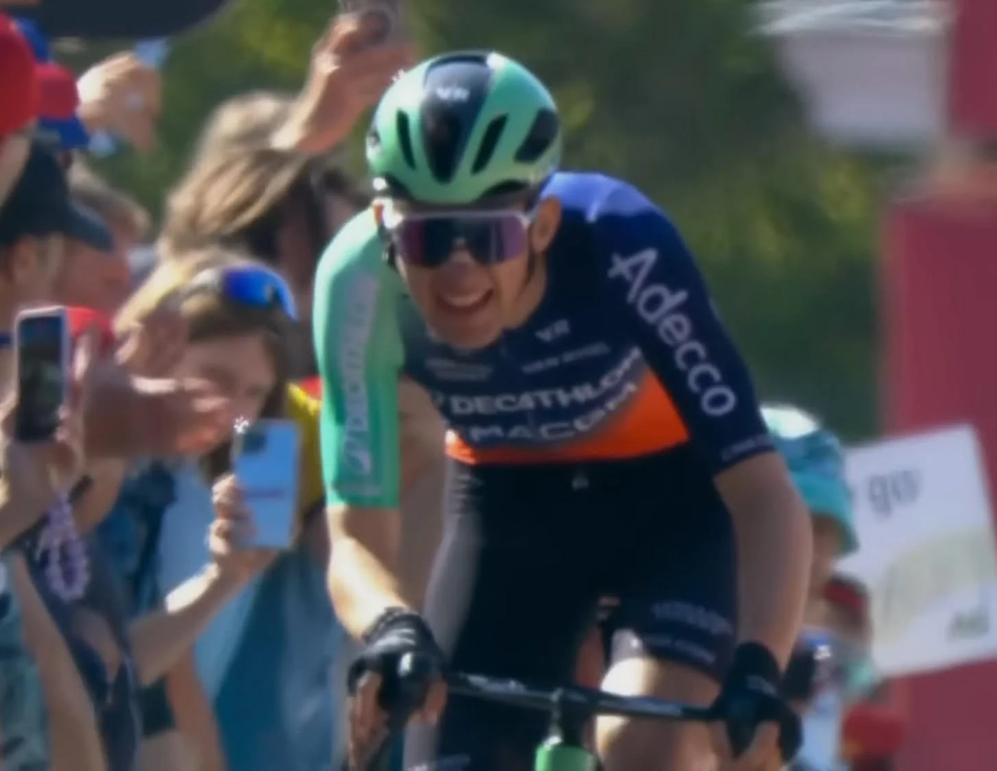 Paul Seixas racing to victory at La Flèche Wallonne 2026