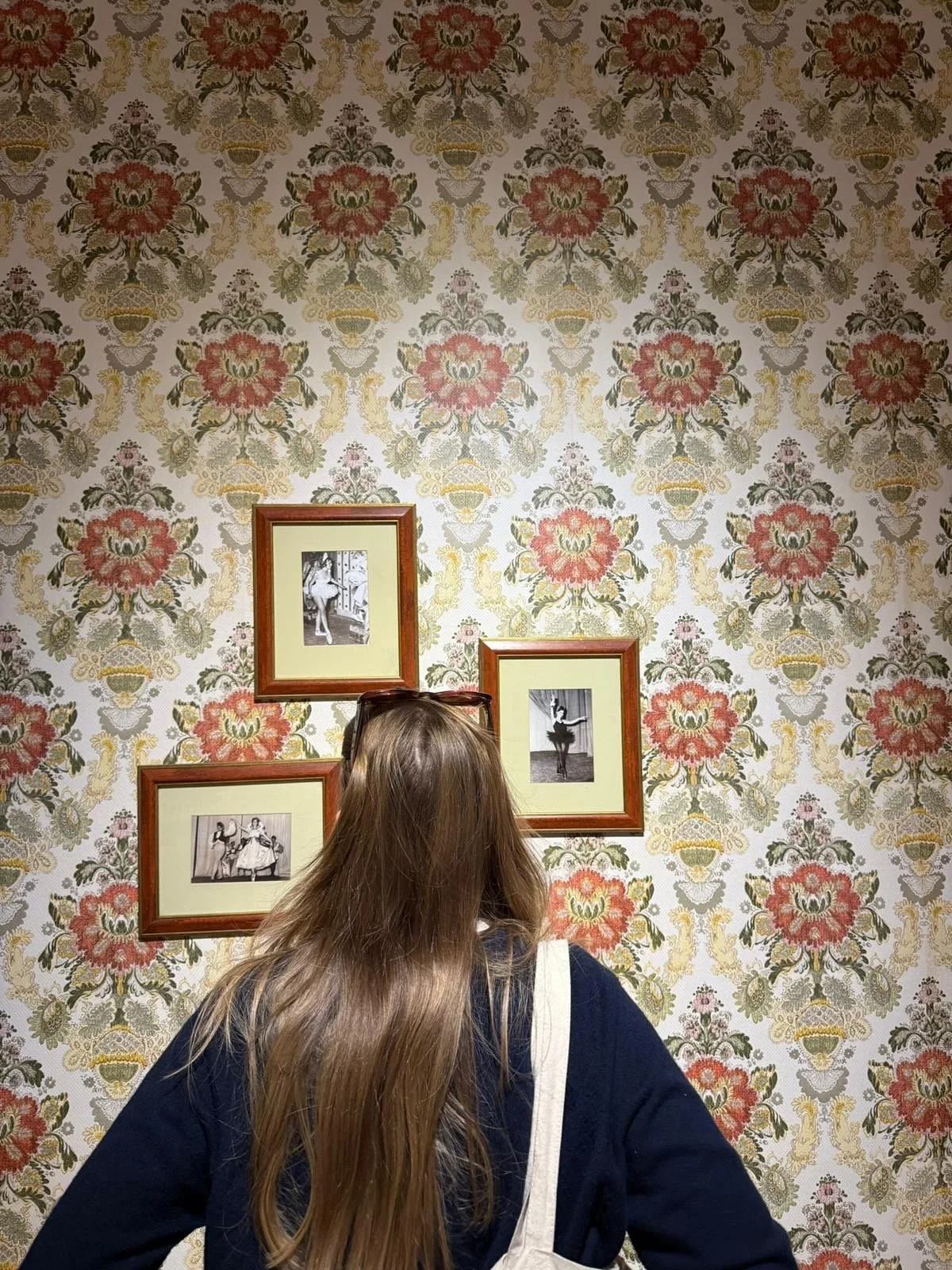 The girls made it just in time&hellip; 2 more days to visit the exhibition at @alriwaq 

#animatedshort #experimentalfilm #documentaryanimation #memoryandloss #alzheimersawareness #familyarchives #personalstory #artfilm